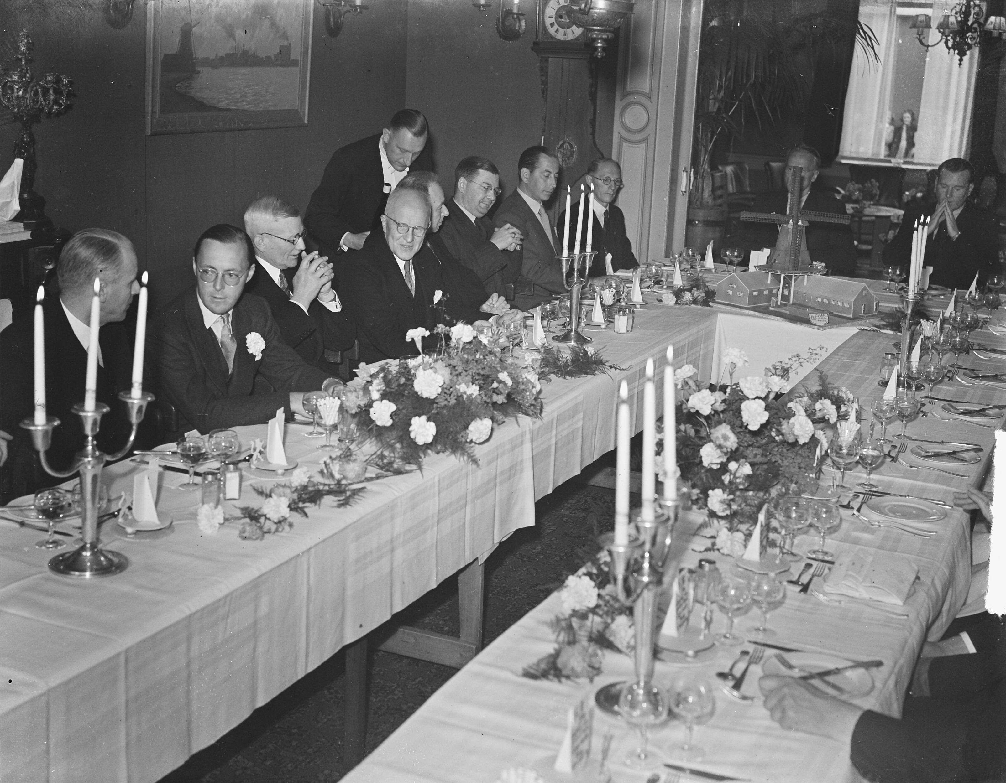 Fotocollectie Anefo — Prins Bernhard in linoleumfabriek Krommenie — Foto: Winterbergen, Rolf / Anefo. Licentie: Set B: Rechtenvrij / Publiek Domein. Bron: Nationaal Archief. http://hdl.handle.net/10648/a8cb1550-d0b4-102d-bcf8-003048976d84