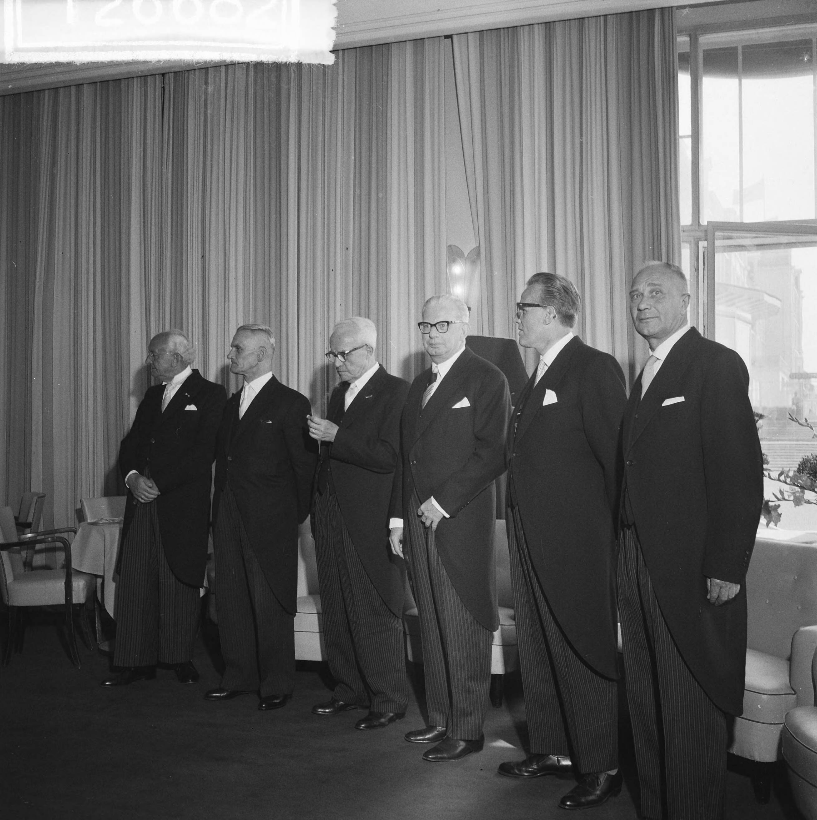 Fotocollectie Anefo — 50-jarig bestaan van de Rotterdamse Korenbeurs. Tijdens de receptie in Scheveningen — Foto: Lindeboom, Henk / Anefo. Licentie: Set B: Rechtenvrij / Publiek Domein. Bron: Nationaal Archief. http://hdl.handle.net/10648/a9daa596-d0b4-102d-bcf8-003048976d84