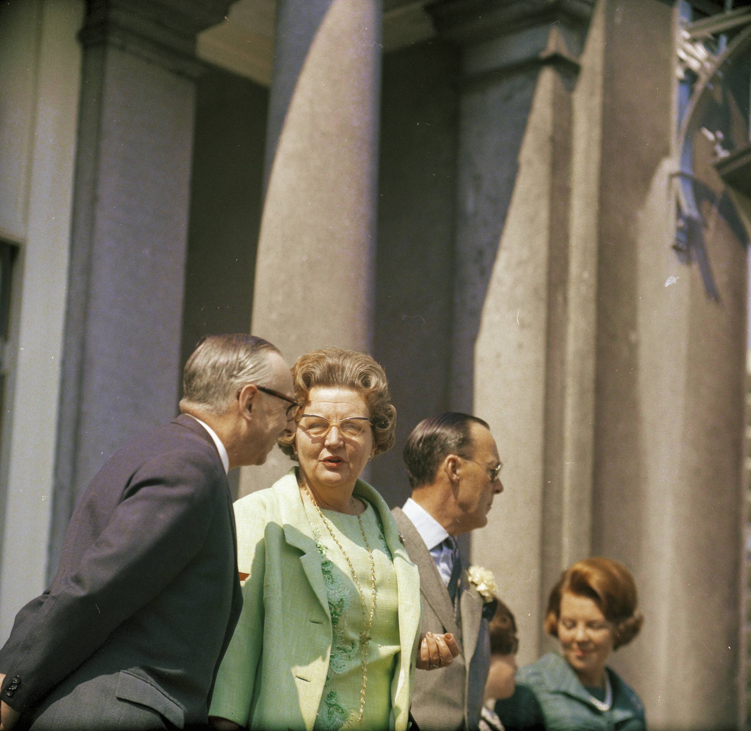Fotocollectie Anefo — Koninginnedag 1965. Defilé Soestdijk. Koningin Juliana spreekt met ? — Foto: Fotograaf Onbekend / Anefo. Licentie: Set B: Rechtenvrij / Publiek Domein. Bron: Nationaal Archief. http://hdl.handle.net/10648/ad8d5f6c-d0b4-102d-bcf8-003048976d84