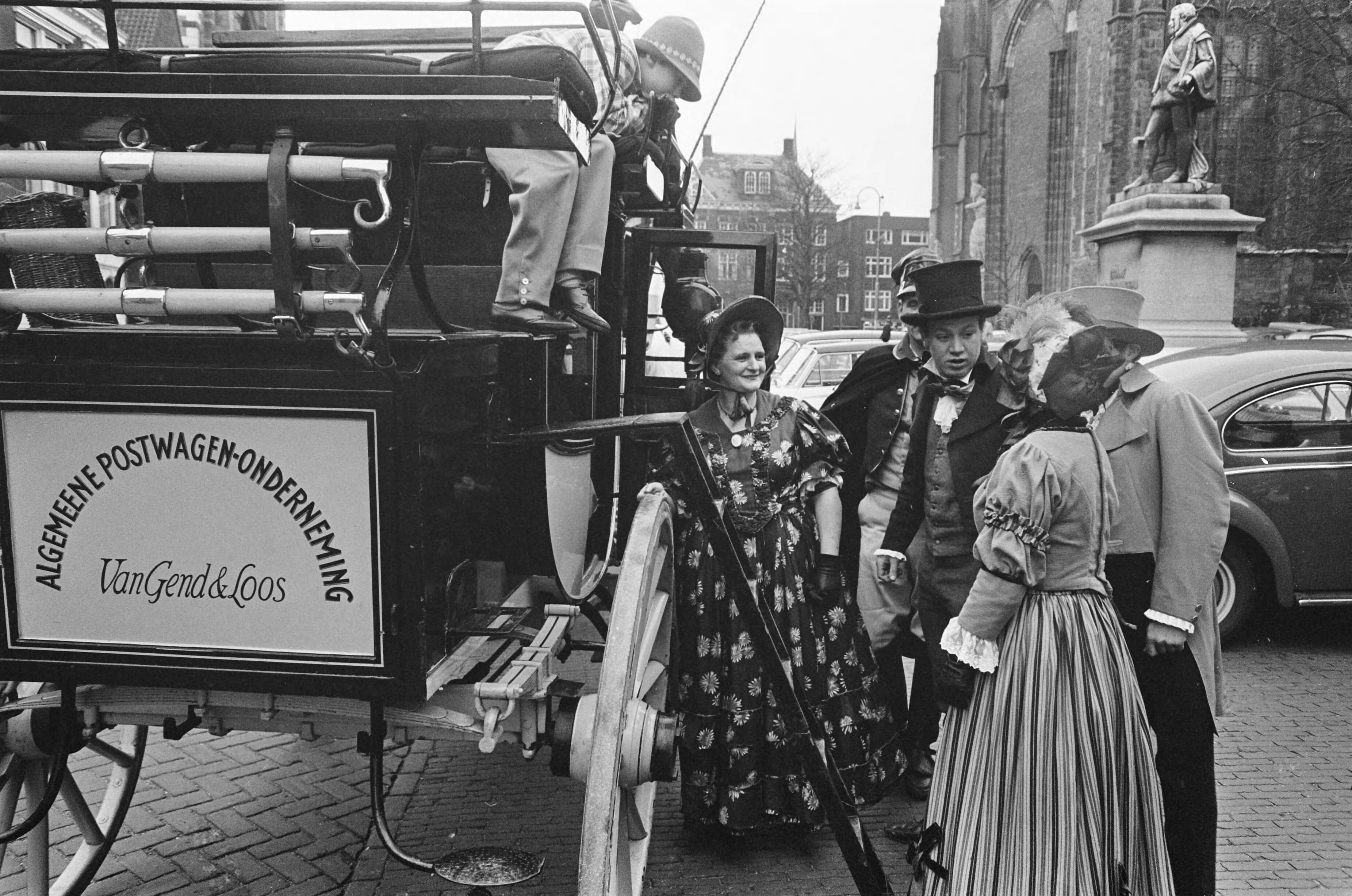 Fotocollectie Anefo — Laatste rit postkoets van Van Gend en Loos en Utrecht. Postkoets bij Domtoren — Foto: Kroon, Ron / Anefo. Licentie: Set B: Rechtenvrij / Publiek Domein. Bron: Nationaal Archief. http://hdl.handle.net/10648/ab38be6e-d0b4-102d-bcf8-003048976d84