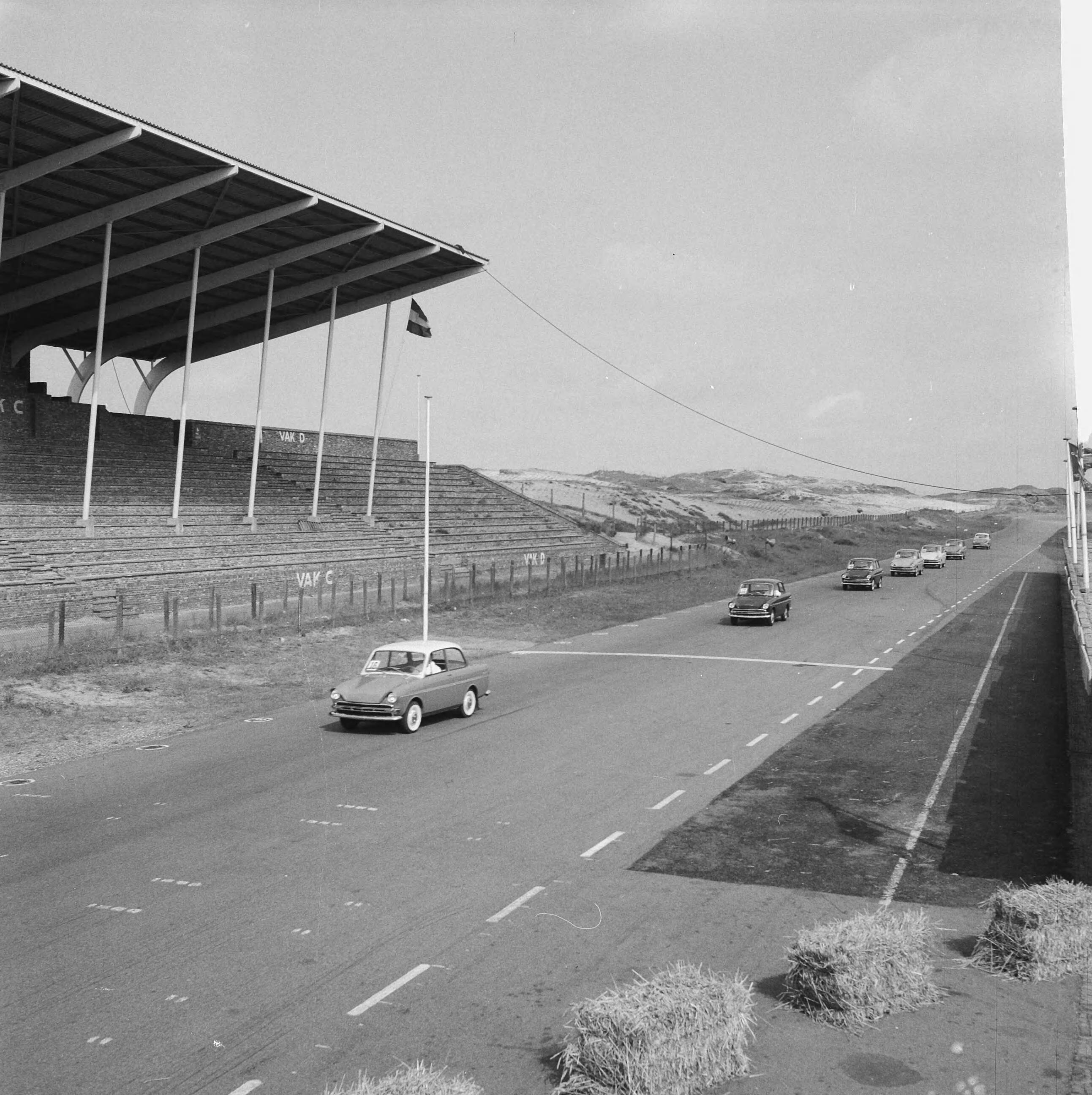 Fotocollectie Anefo — Presentatie van de nieuwe DAF 750 personenauto voor de Nederlandse pers op het circuit van Zandvoort — Foto: Nijs, Jac. de / Anefo. Licentie: Set B: Rechtenvrij / Publiek Domein. Bron: Nationaal Archief. http://hdl.handle.net/10648/a9e1a594-d0b4-102d-bcf8-003048976d84