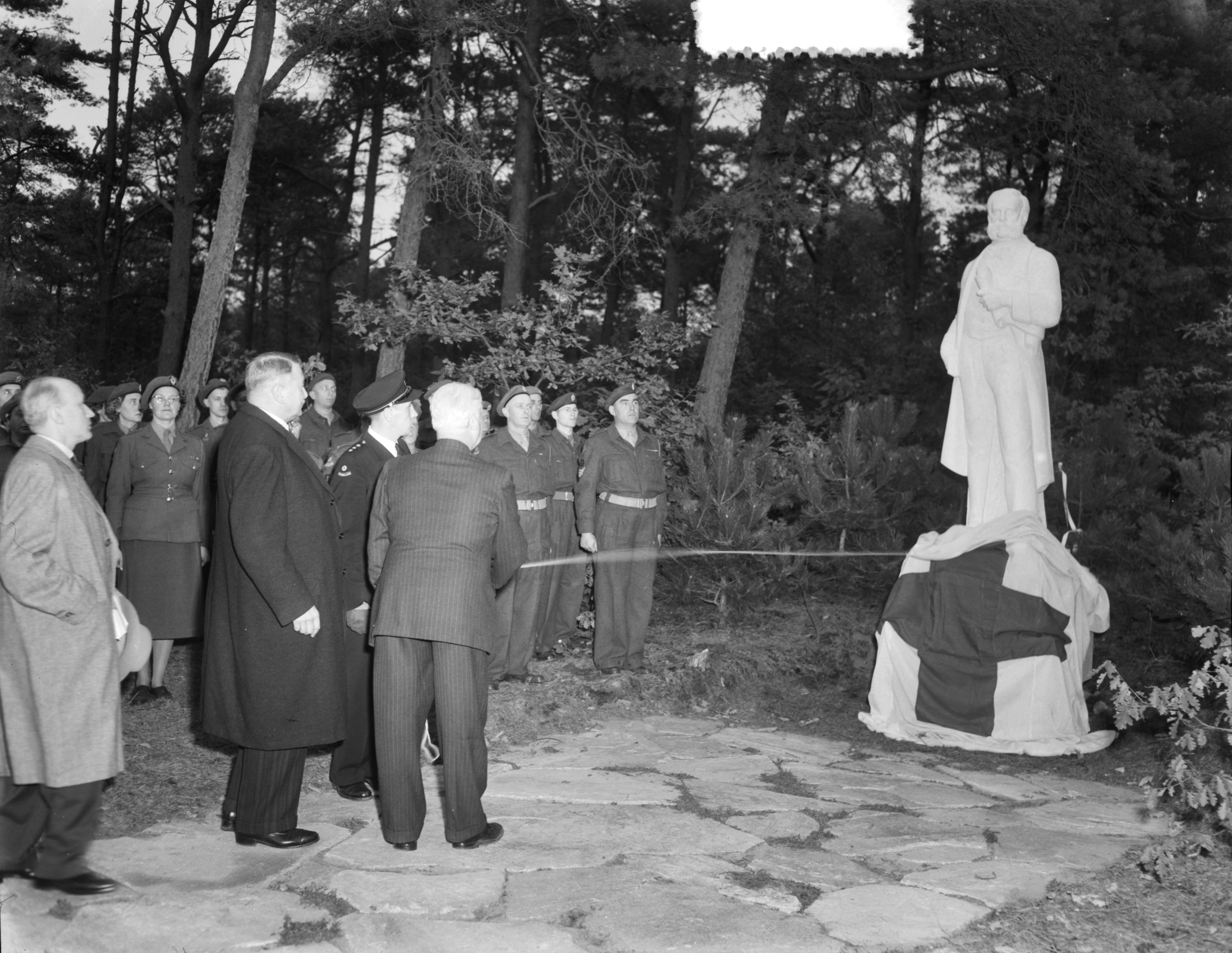 Fotocollectie Anefo — Onthulling standbeeld Henri Dunant op het terrein van conferentie-oord Woudschouten te Zeist door prof. Burghart Breitner, de voorzitter van het Oostenrijkse Rode Kruis — Foto: Duinen, G.W. van / Anefo. Licentie: Set B: Rechtenvrij / Publiek Domein. Bron: Nationaal Archief. http://hdl.handle.net/10648/a914b2dc-d0b4-102d-bcf8-003048976d84