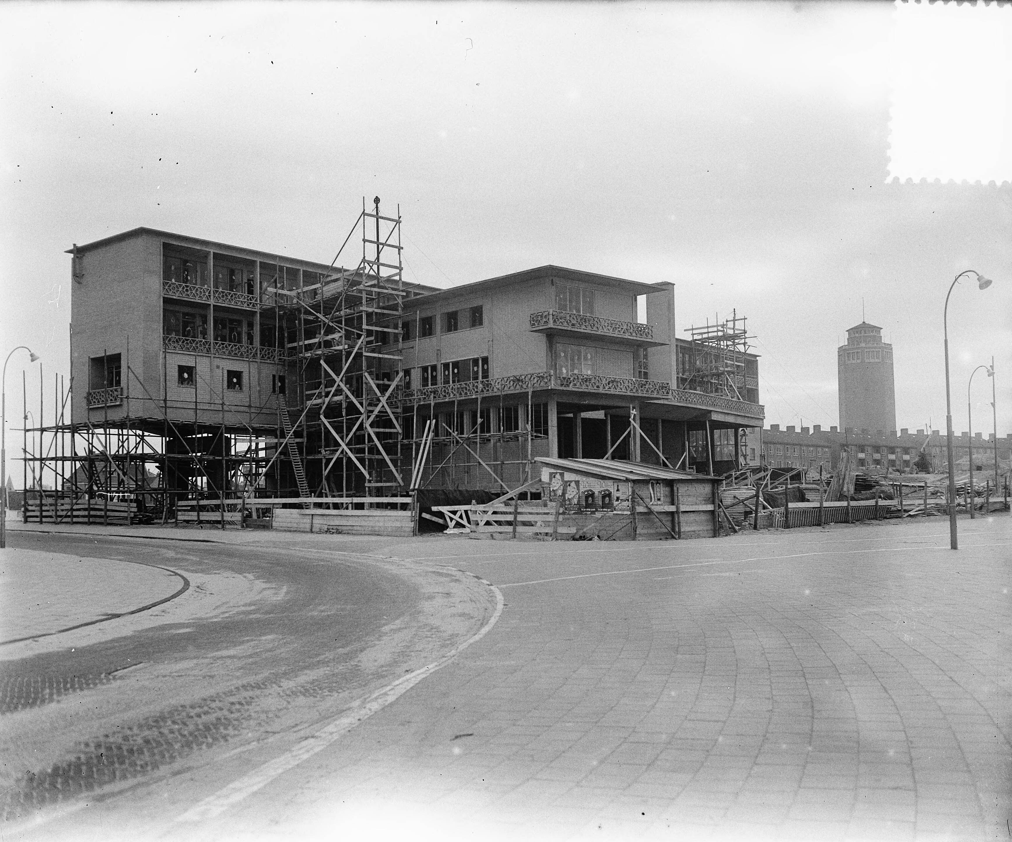 Fotocollectie Anefo — Aanbouw nieuw hotel in Zandvoort ['Hotel Bouwes' aan de 'Boulevard Paulus Loot'] — Foto: Pot, Harry / Anefo. Licentie: Set B: Rechtenvrij / Publiek Domein. Bron: Nationaal Archief. http://hdl.handle.net/10648/a9057b64-d0b4-102d-bcf8-003048976d84