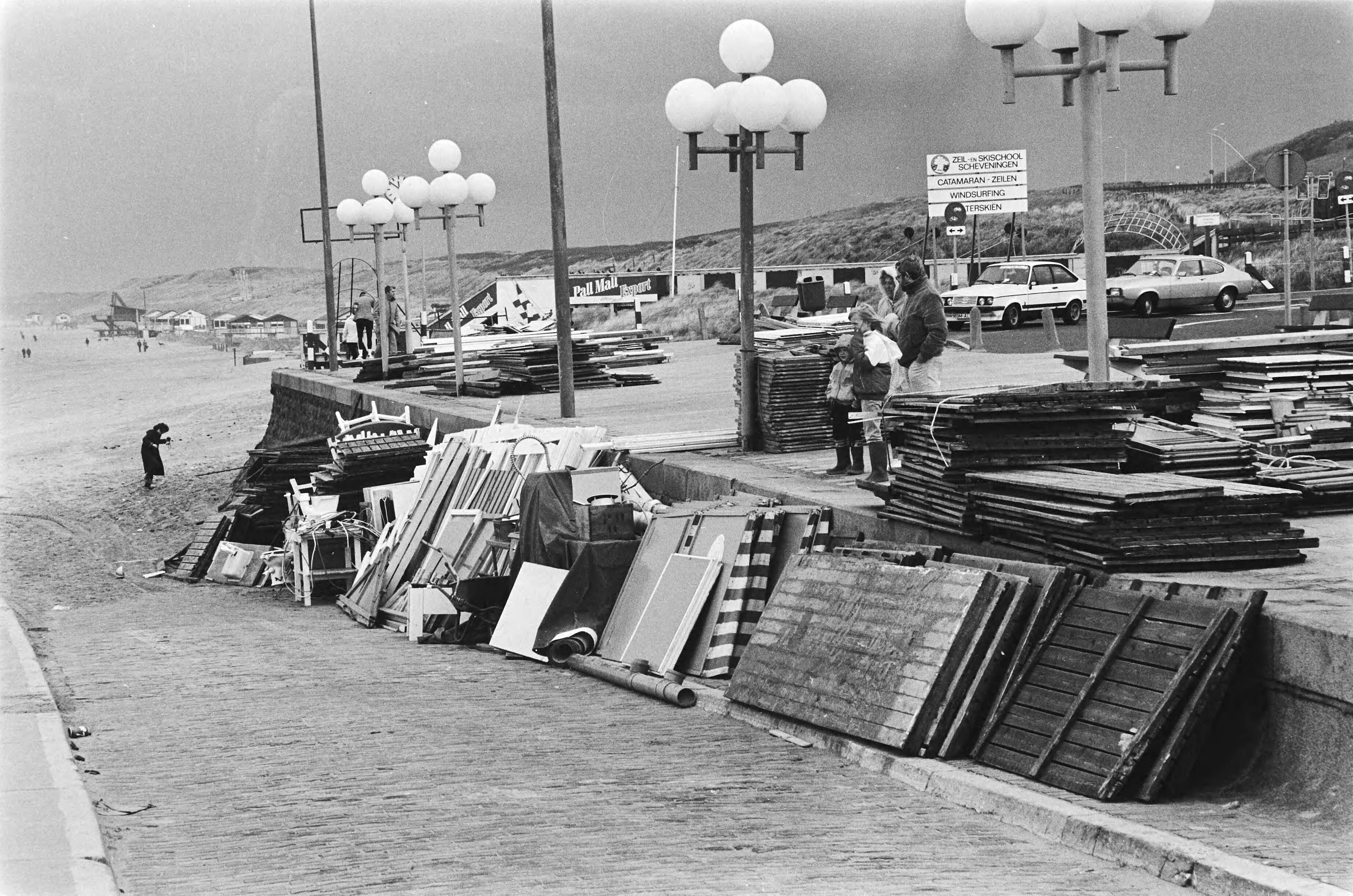 Fotocollectie Anefo — Strandtenten opgeslagen op boulevard van Scheveningen in verband met het slechte weer — Foto: Dijk, Hans van / Anefo. Licentie: Set B: Rechtenvrij / Publiek Domein. Bron: Nationaal Archief. http://hdl.handle.net/10648/ad14fec8-d0b4-102d-bcf8-003048976d84