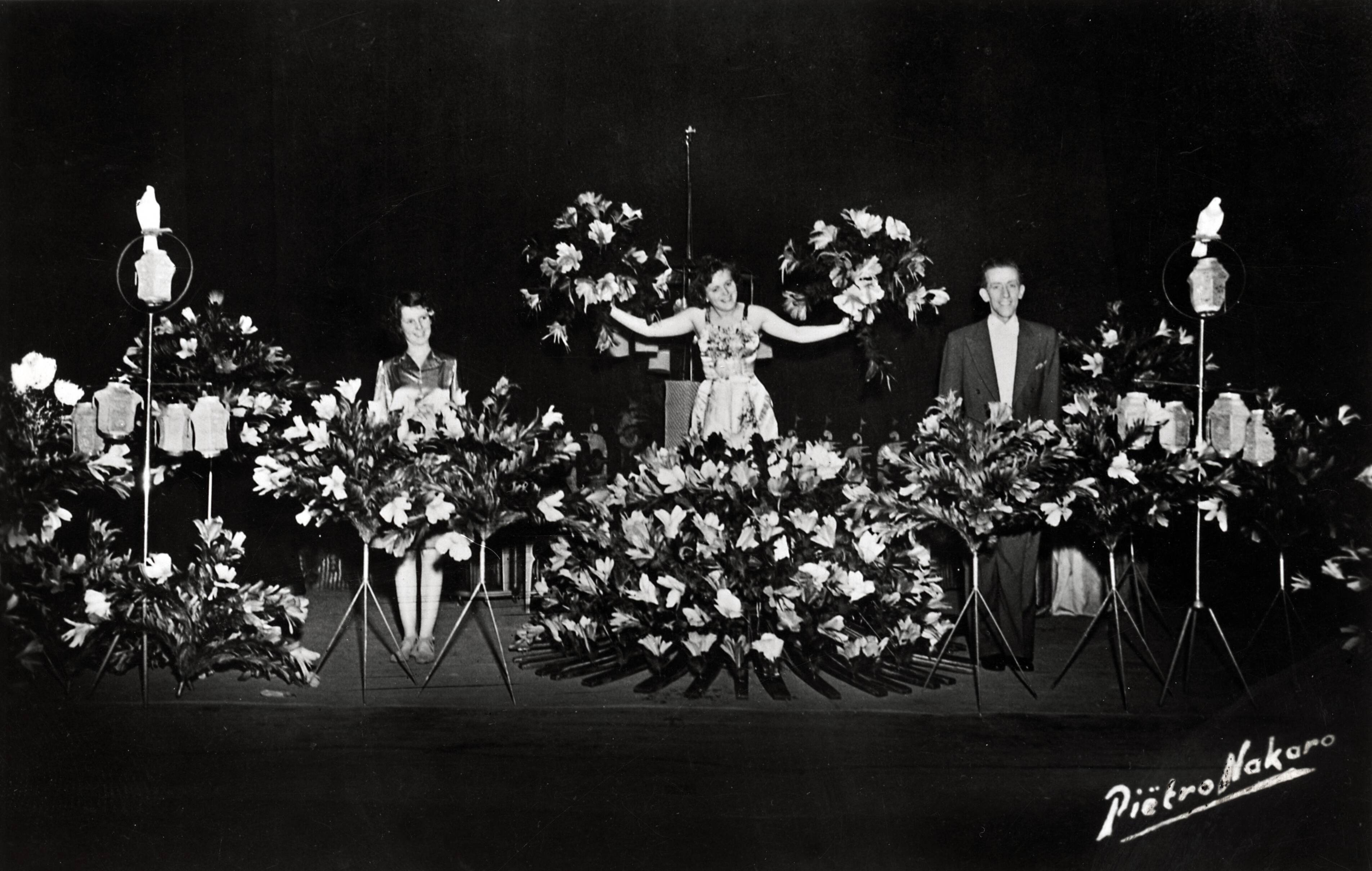 Drukkerij Spaarnestad — [40-jarig jubileum N.V. De Spaarnestad] [feestavond in de Stadsschouwburg] Publiciteitsfoto van goochelaar en illusionist Piëtro Nakaro — Foto: Fotograaf Onbekend / Fotobureau onbekend / Spaarnestad Photo (05887). Licentie: Set B: Rechtenvrij / Publiek Domein. Bron: Nationaal Archief. http://hdl.handle.net/10648/35429da6-3a1a-a382-e063-6df0900a6686