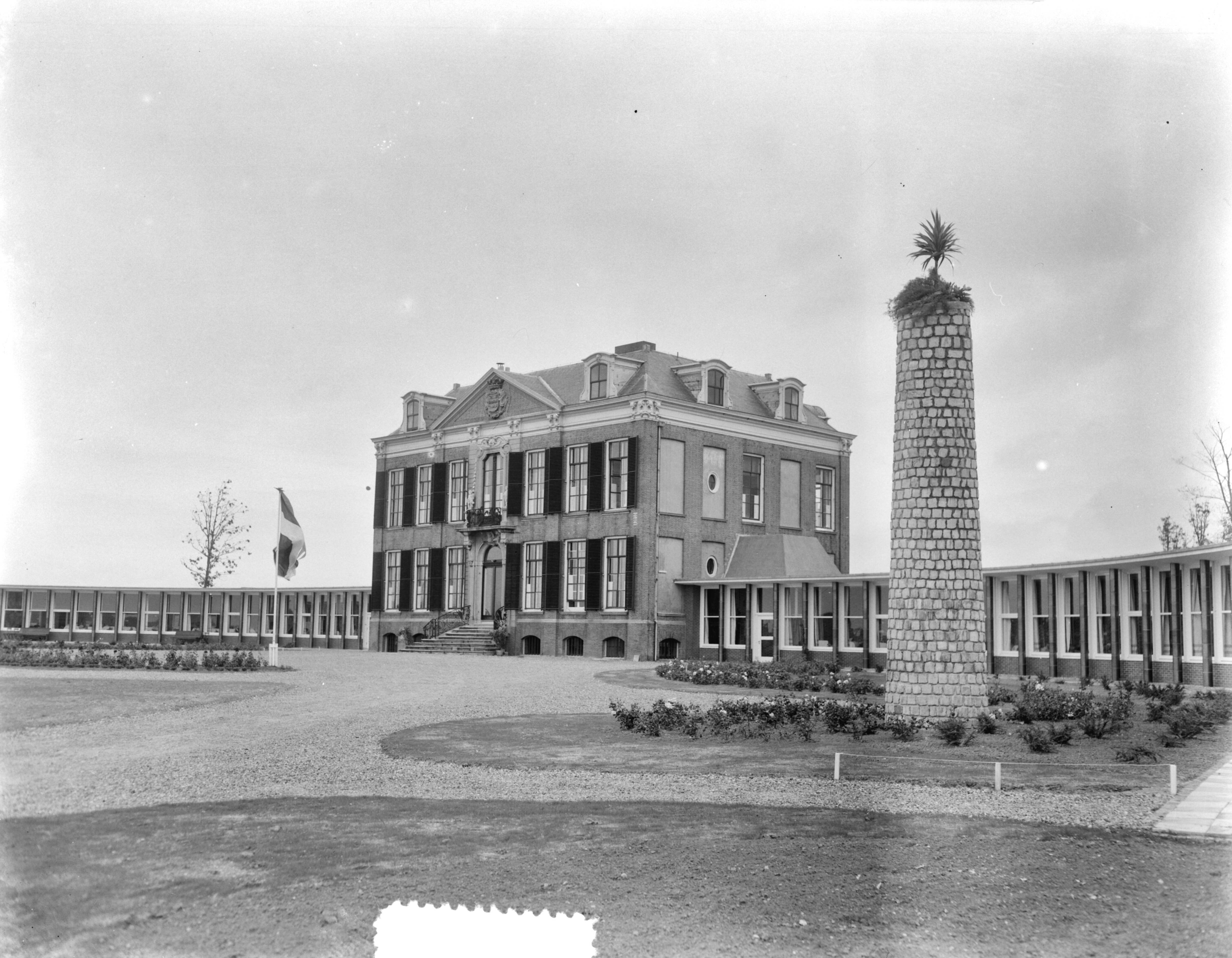 Koningin Juliana verricht de opening van de uitbreiding van het verpleeghuis Der Boede — Koningin Juliana op Duiveland, Het verpleeghuis Der Boede in Koudekerke, Het 18e eeuwse landhuis met de uitbreidingen van architect M.F. Duintjer — Foto: Duinen, G.W. van / Anefo. Licentie: Set B: Rechtenvrij / Publiek Domein. Bron: Nationaal Archief. http://hdl.handle.net/10648/a9143c30-d0b4-102d-bcf8-003048976d84