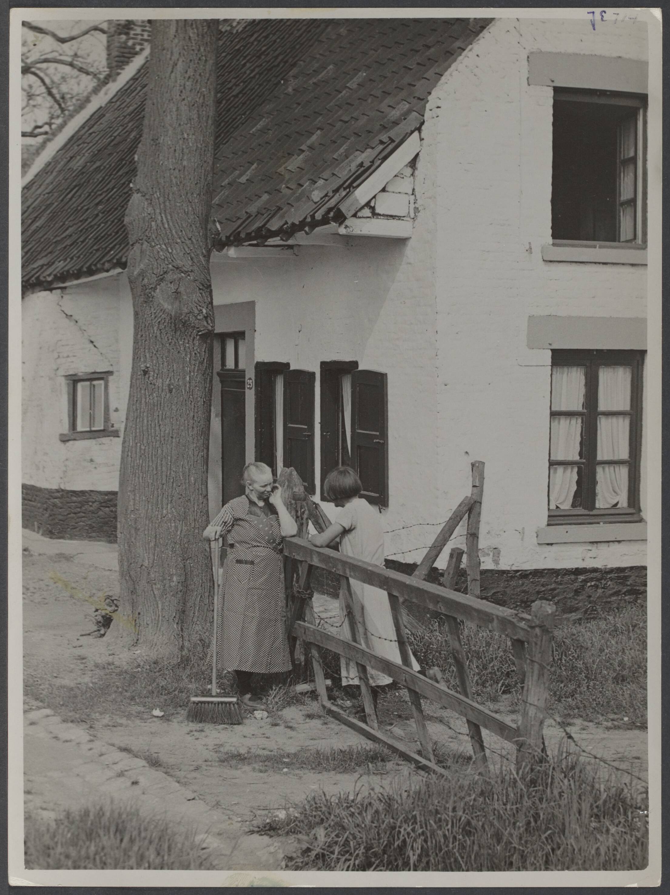 Maastricht I - Algemeen — Limburg. Typisch leven en landschap [Boerinnen maken een praatje. Sfeerbeeld Limburg] — Foto: R.K. Foto-persbureau "Het Zuiden" / Rechtenvrij. Licentie: Set B: Rechtenvrij / Publiek Domein. Bron: Nationaal Archief. http://hdl.handle.net/10648/9014a457-96a7-ae18-334d-01732d797cff