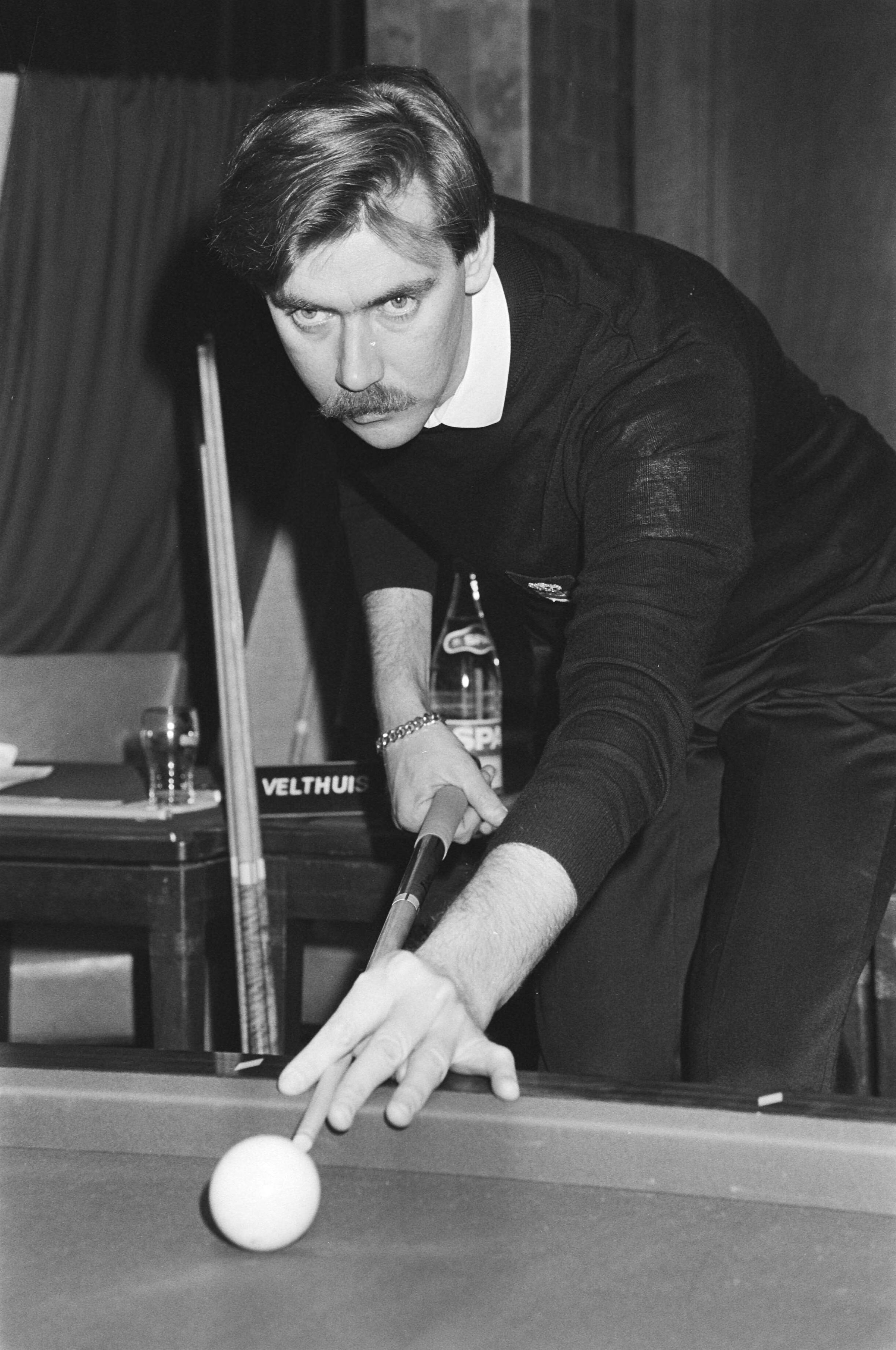 Fotocollectie Anefo — Nederlandse kampioenschappen Biljarten Kunststoten in Haarlem. B. G. A. Velthus in aktie — Foto: Dijk, Hans van / Anefo. Licentie: Set B: Rechtenvrij / Publiek Domein. Bron: Nationaal Archief. http://hdl.handle.net/10648/ad0ce3d2-d0b4-102d-bcf8-003048976d84