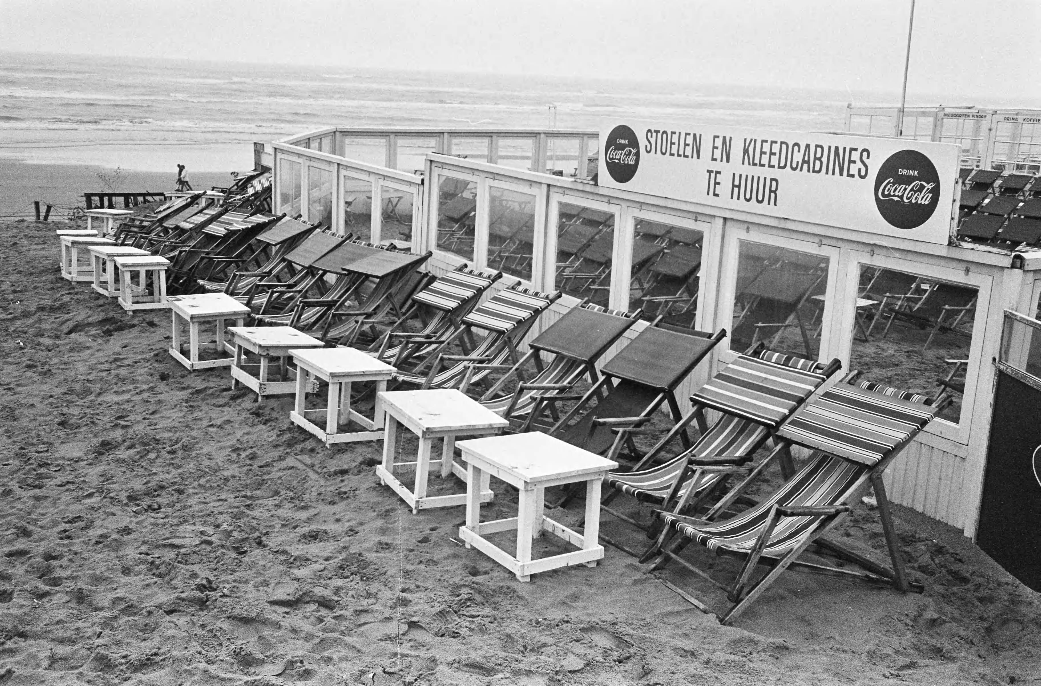 Fotocollectie Anefo — Zomer 1966 te Zandvoort, leeg terras op strand — Foto: Koch, Eric / Anefo. Licentie: Set B: Rechtenvrij / Publiek Domein. Bron: Nationaal Archief. http://hdl.handle.net/10648/aaf38876-d0b4-102d-bcf8-003048976d84