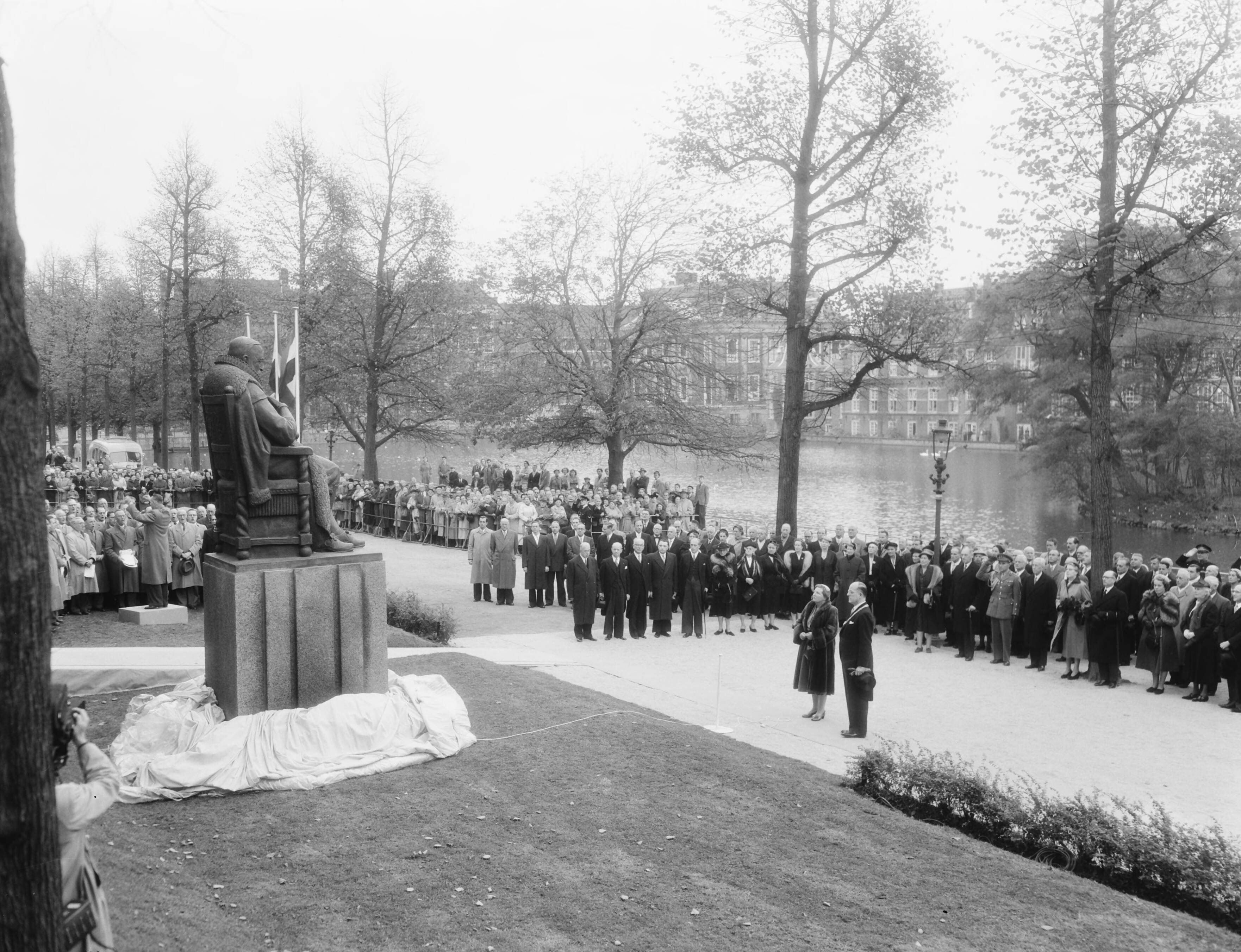Fotocollectie Anefo — Koningin Juliana onthult een standbeeld van Johan van Oldenbarneveldt in Den Haag — Foto: Duinen, G.W. van / Anefo. Licentie: Set B: Rechtenvrij / Publiek Domein. Bron: Nationaal Archief. http://hdl.handle.net/10648/a92b5564-d0b4-102d-bcf8-003048976d84