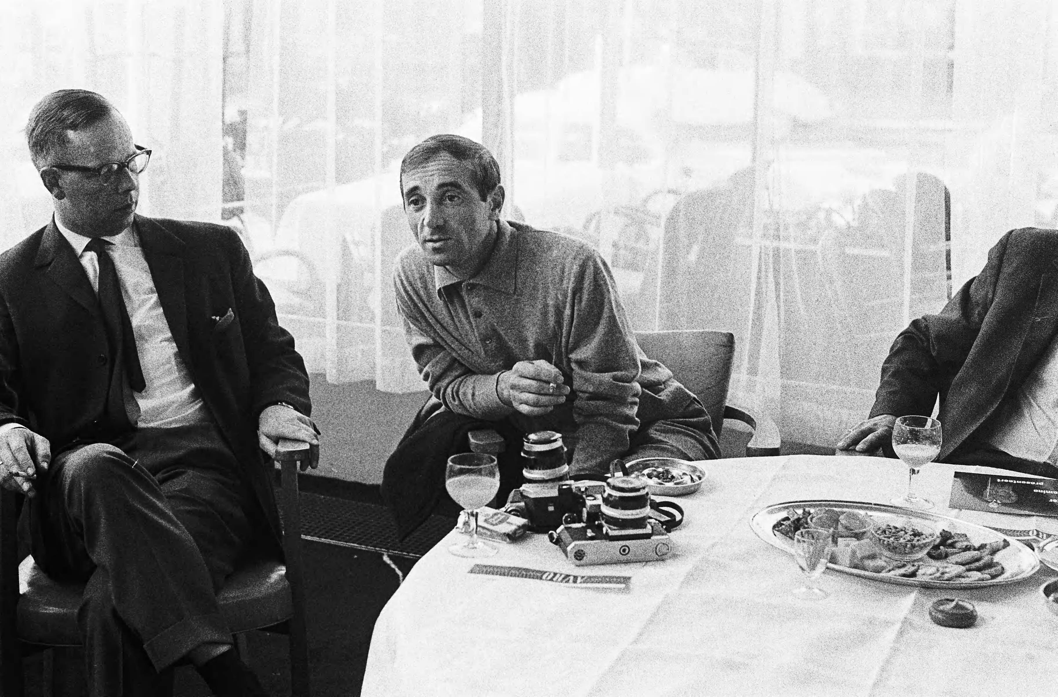 Fotocollectie Anefo — Charles Aznavour geeft een persconferentie in Hotel Gooiland in verband met zijn optreden. Links producent Karel Prior — Foto: Gelderen, Hugo van / Anefo. Licentie: Set B: Rechtenvrij / Publiek Domein. Bron: Nationaal Archief. http://hdl.handle.net/10648/aa370f84-d0b4-102d-bcf8-003048976d84