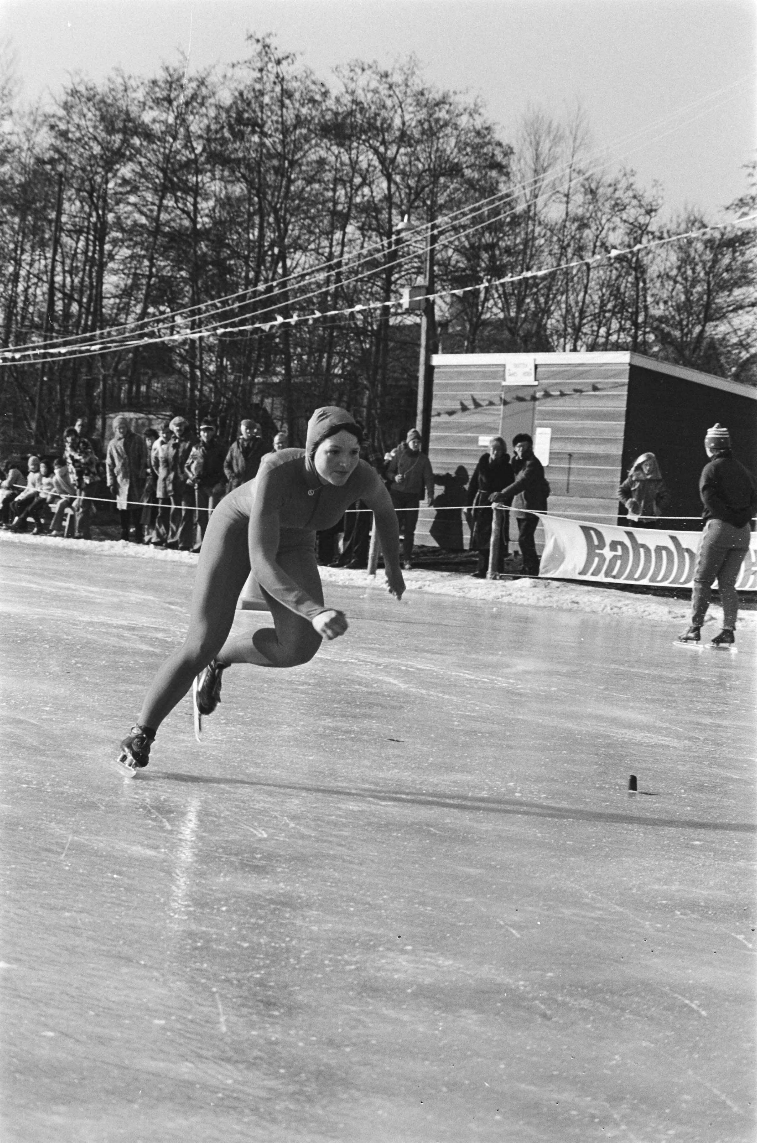 Fotocollectie Anefo — Nederlandse kampioenschappen Korte Baan dames in Westzaan — Foto: Suyk, Koen / Anefo. Licentie: Set B: Rechtenvrij / Publiek Domein. Bron: Nationaal Archief. http://hdl.handle.net/10648/acacbee4-d0b4-102d-bcf8-003048976d84