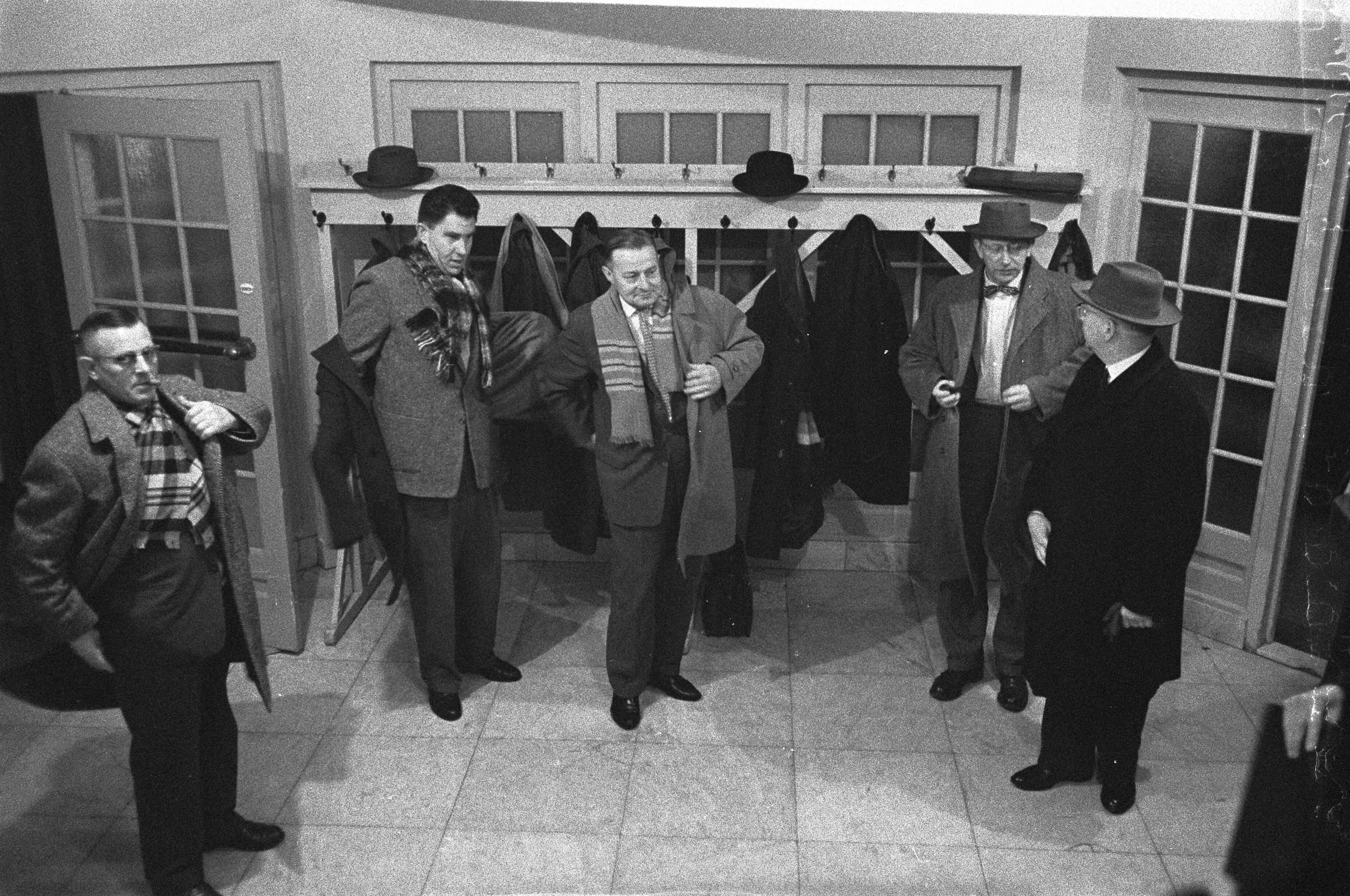 Fotocollectie Anefo — Bespreking tussen Vakraad voor de Metaalindustrie en de regering in Den Haag, leden van de Vakraad gaan naar huis — Foto: Pot, Harry / Anefo. Licentie: Set B: Rechtenvrij / Publiek Domein. Bron: Nationaal Archief. http://hdl.handle.net/10648/a9c1cdaa-d0b4-102d-bcf8-003048976d84