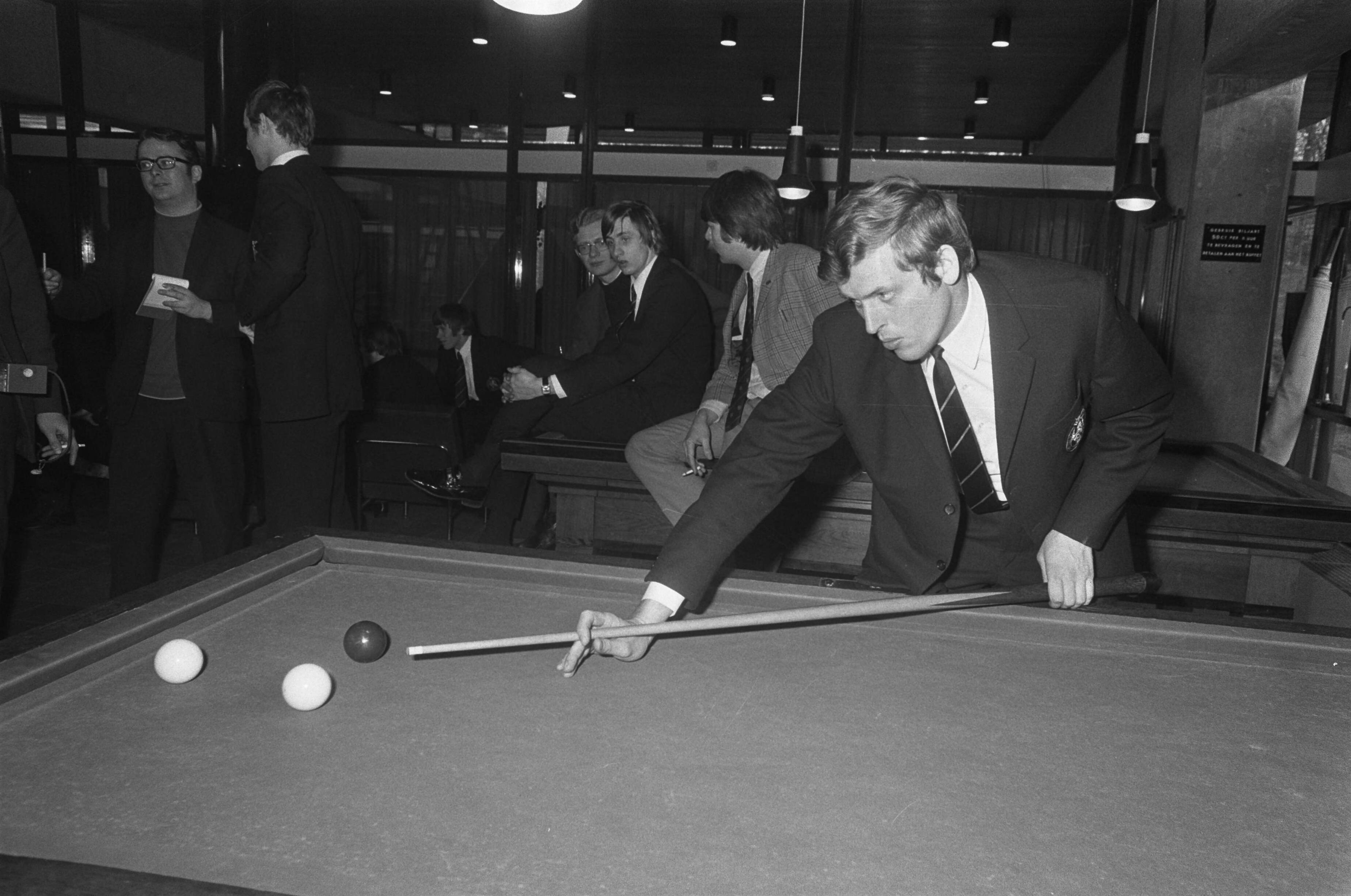 Fotocollectie Anefo — Training Nederlands elftal, dat tegen Engeland zal spelen in KNVB-sportcentrum te Zeist. Piet Keizer biljart — Foto: Mieremet, Rob / Anefo. Licentie: Set B: Rechtenvrij / Publiek Domein. Bron: Nationaal Archief. http://hdl.handle.net/10648/ab88a64a-d0b4-102d-bcf8-003048976d84