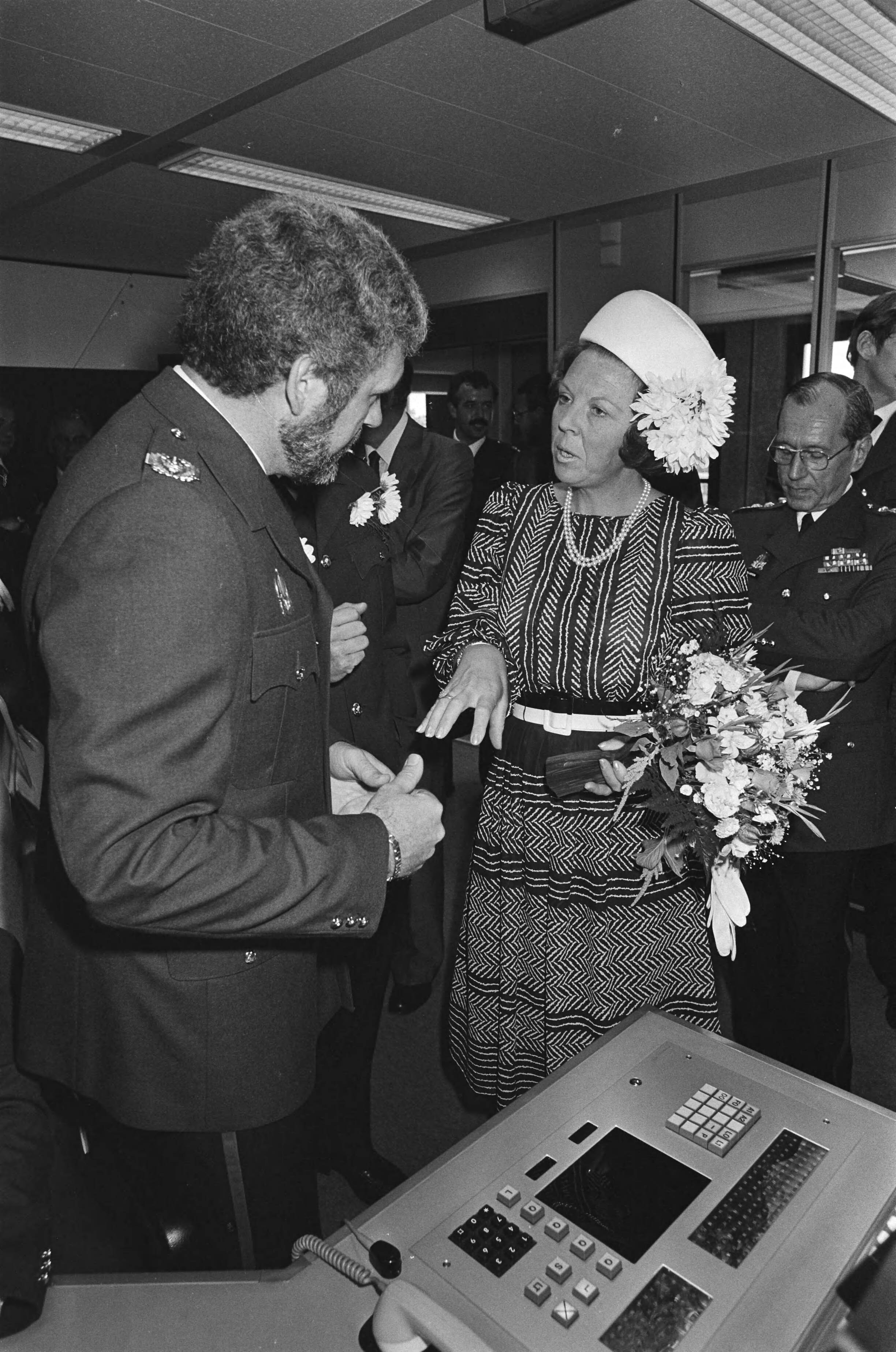 Opening van nieuwe hoofdburo van politie in Den Haag door Koningin Beatrix — Brigadier Debets (links) met Koningin Beatrix (rechts). Geheel rechts Cees Peijster, hoofdcommissaris van gemeentepolitie — Foto: Antonisse, Marcel / Anefo. Licentie: Set B: Rechtenvrij / Publiek Domein. Bron: Nationaal Archief. http://hdl.handle.net/10648/ace734ca-d0b4-102d-bcf8-003048976d84