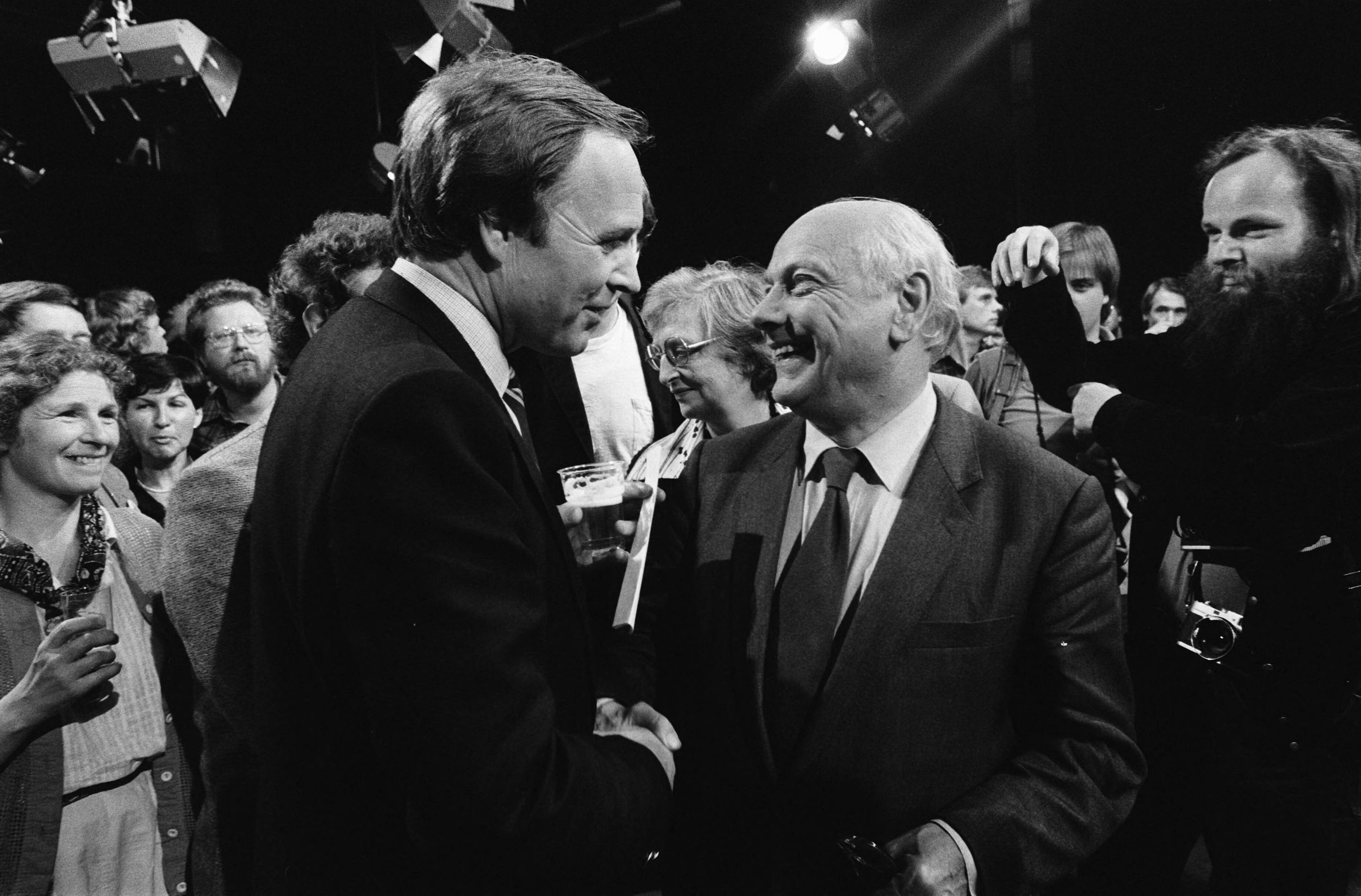 Fotocollectie Anefo — TV-uitzending wordt in NOS studio in Hilversum opgenomen de verkiezingen met lijststrekkers van de grote partijen; — Foto: Dijk, Hans van / Anefo. Licentie: Set B: Rechtenvrij / Publiek Domein. Bron: Nationaal Archief. http://hdl.handle.net/10648/acfcbb1a-d0b4-102d-bcf8-003048976d84