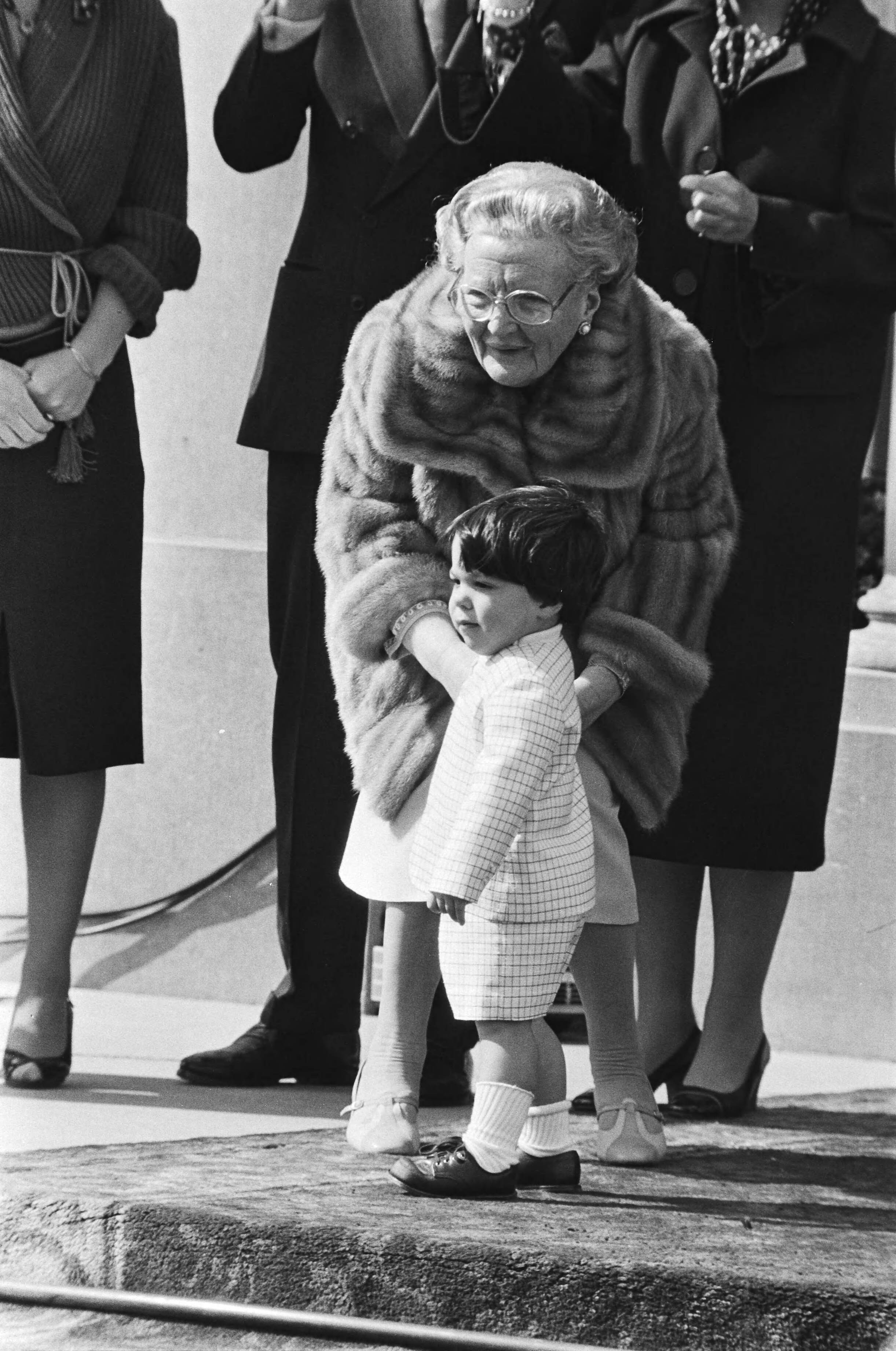 Defilé Soestdijk — koningin Juliana met Bernardo — Foto: Croes, Rob C. / Anefo. Licentie: Set B: Rechtenvrij / Publiek Domein. Bron: Nationaal Archief. http://hdl.handle.net/10648/acc917a6-d0b4-102d-bcf8-003048976d84