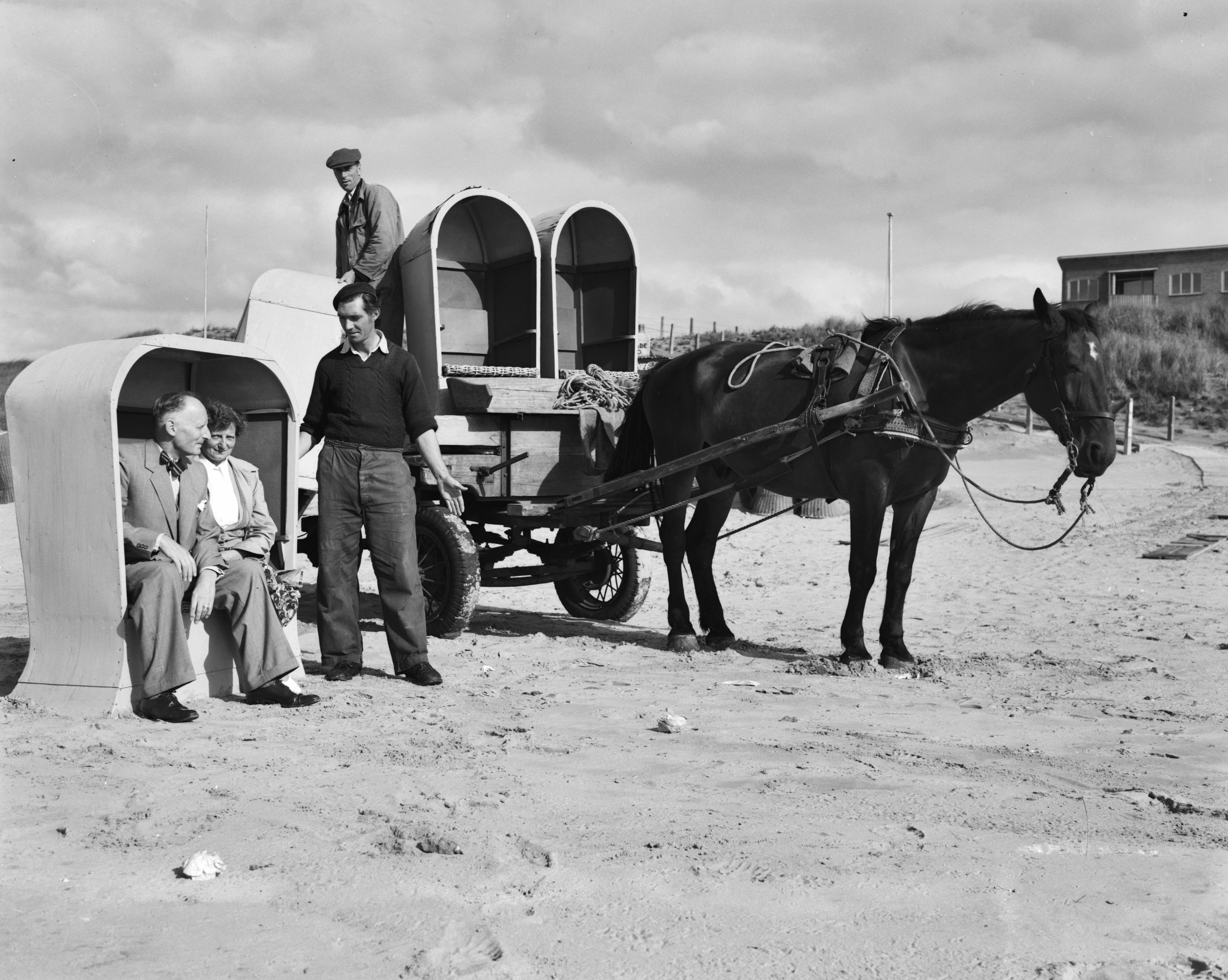 Fotocollectie Anefo — Einde badseizoen. Opruiming van badstoelen op het strand van Zandvoort — Foto: Pot, Harry / Anefo. Licentie: Set B: Rechtenvrij / Publiek Domein. Bron: Nationaal Archief. http://hdl.handle.net/10648/a8efaeb0-d0b4-102d-bcf8-003048976d84