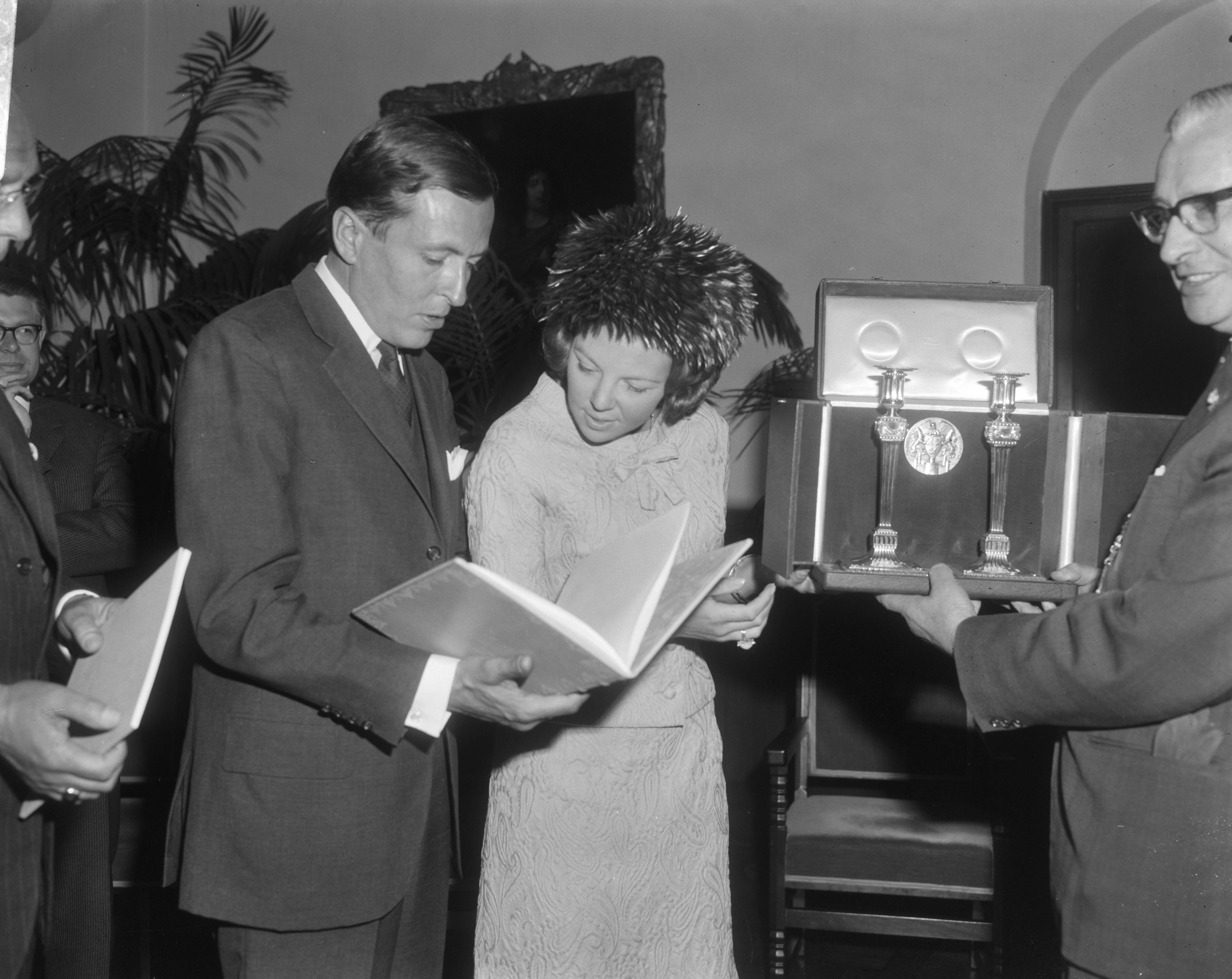 Fotocollectie Anefo — Prinses Beatrix en prins Claus brachten bezoek aan Breda prinses Beatrix en Claus bekijken boek — Foto: Bilsen, Joop van / Anefo. Licentie: Set B: Rechtenvrij / Publiek Domein. Bron: Nationaal Archief. http://hdl.handle.net/10648/aaeb88e2-d0b4-102d-bcf8-003048976d84