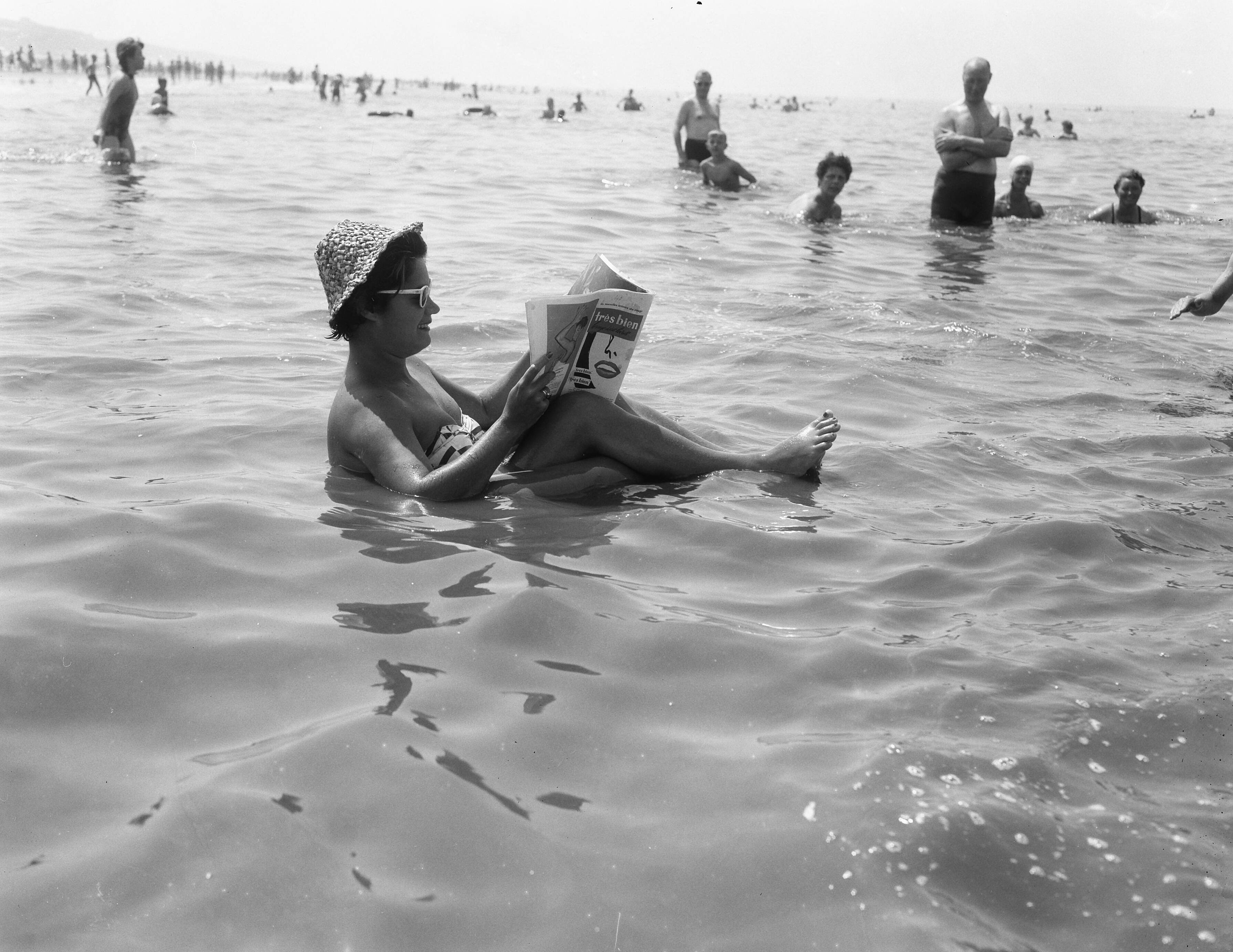 Fotocollectie Anefo — Warmte op het land. Verkoeling in het water. Strand Zandvoort — Foto: Pot, Harry / Anefo. Licentie: Set B: Rechtenvrij / Publiek Domein. Bron: Nationaal Archief. http://hdl.handle.net/10648/a9637958-d0b4-102d-bcf8-003048976d84
