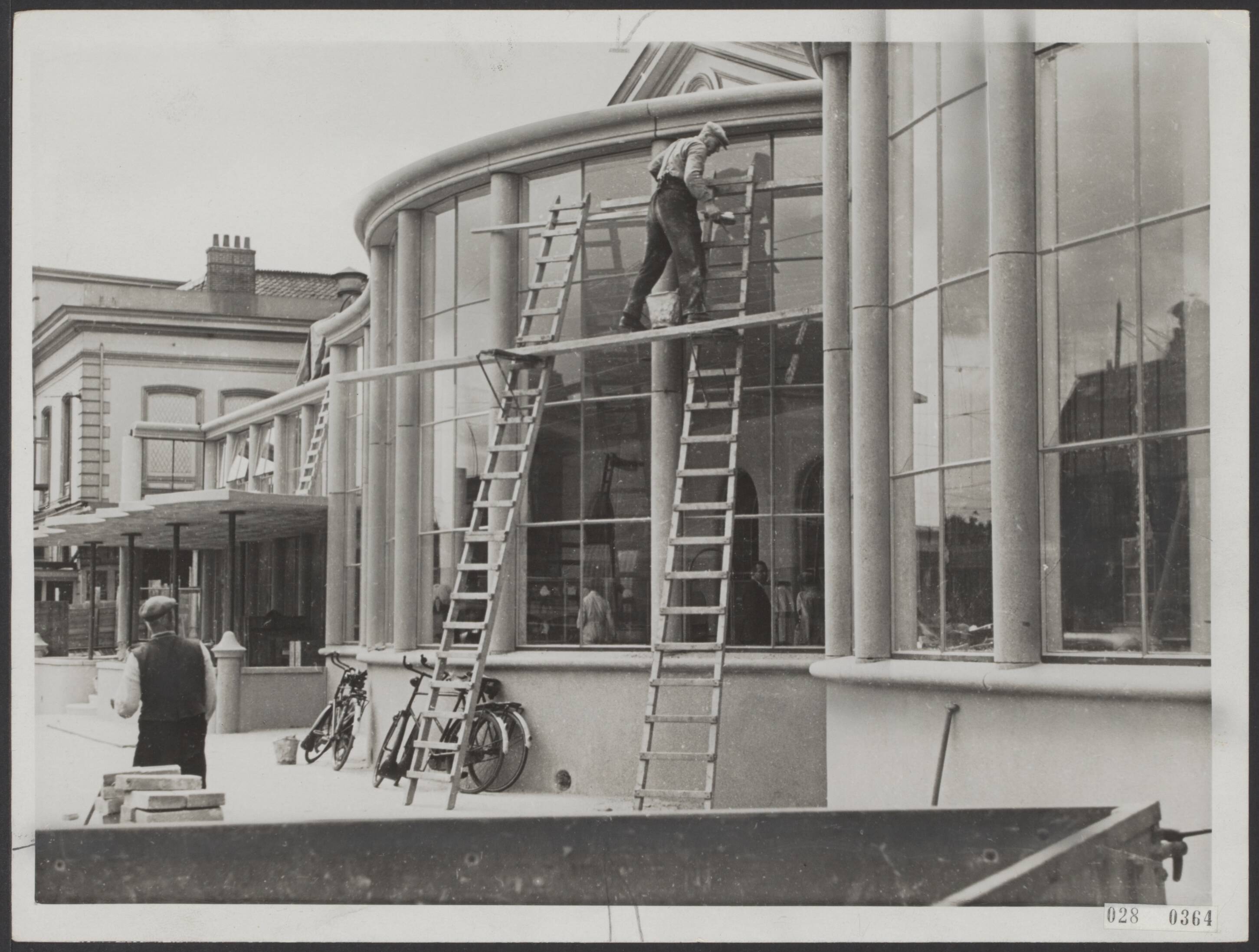 Fotocollectie Elsevier Binnenland — Bijschrift "Het Centraal Station te Utrecht is in een nieuw kleed gestoken. De schutting van het gebouw is weggenomen" — Foto: N.V. Polygoon. Licentie: Set B: Rechtenvrij / Publiek Domein. Bron: Nationaal Archief. http://hdl.handle.net/10648/addd94b4-d0b4-102d-bcf8-003048976d84
