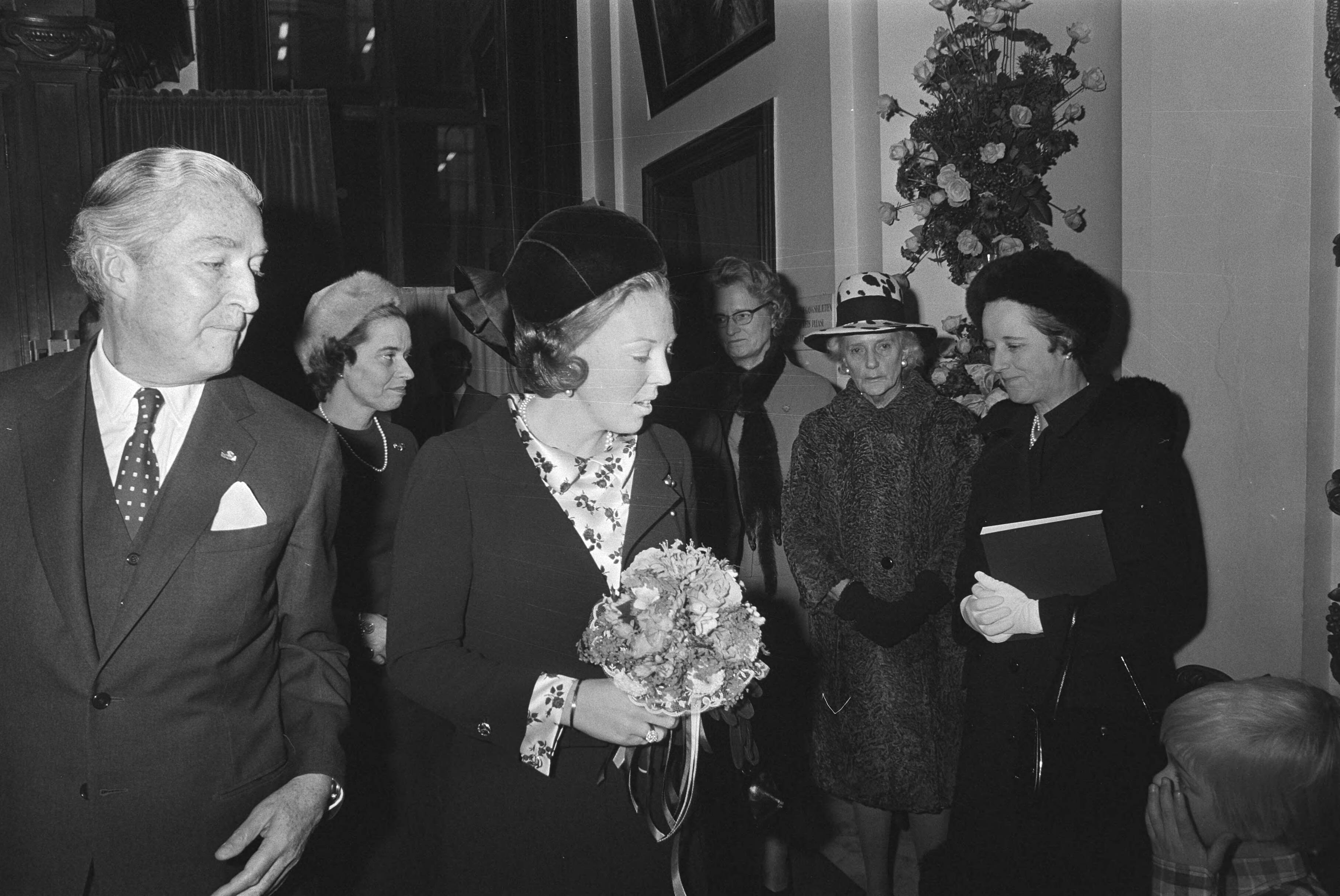 Fotocollectie Anefo — Prinses Beatrix bij voorbezichtiging van tentoonstelling "Schok der Herkenning" in Mauritshuis, Den Haag — Foto: Mieremet, Rob / Anefo. Licentie: Set B: Rechtenvrij / Publiek Domein. Bron: Nationaal Archief. http://hdl.handle.net/10648/abaad9cc-d0b4-102d-bcf8-003048976d84