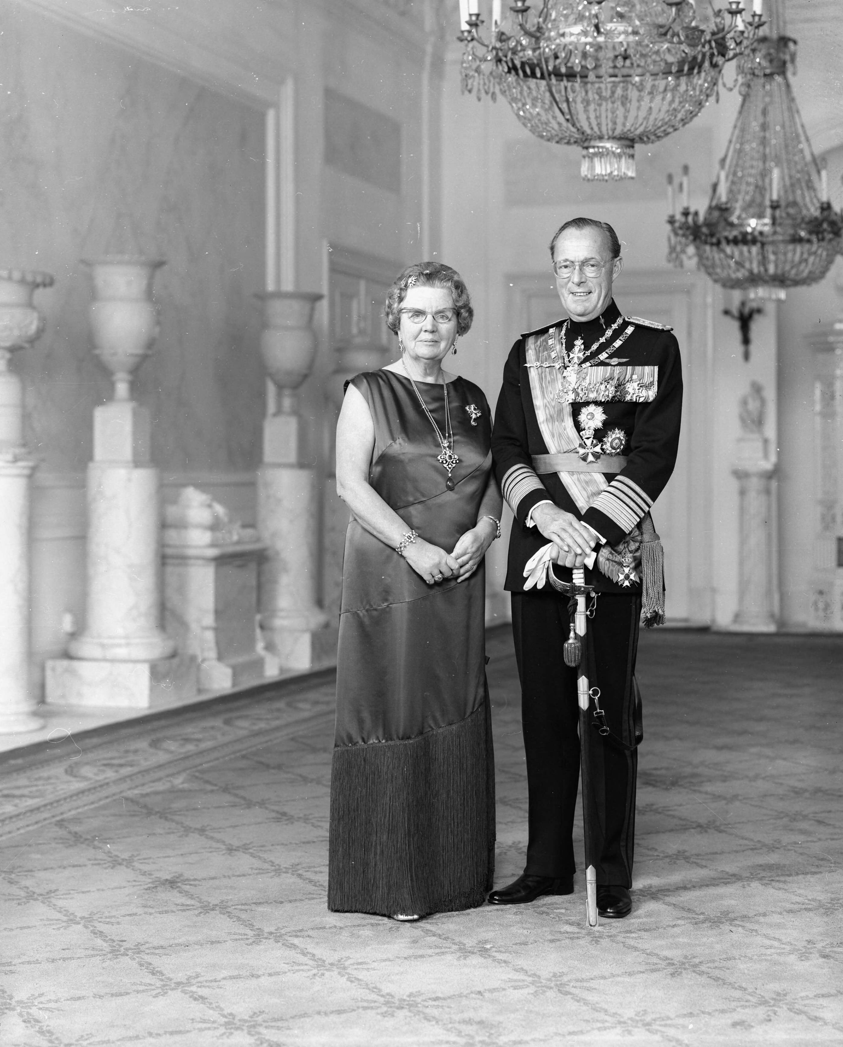Fotocollectie RVD / Koninklijk Huis — Koningin Juliana en prins Bernhard, staande in paleis Soestdijk, 1971 — Foto: Koot, Max / RVD. Licentie: Set B: Rechtenvrij / Publiek Domein. Bron: Nationaal Archief. http://hdl.handle.net/10648/afb47dde-d0b4-102d-bcf8-003048976d84