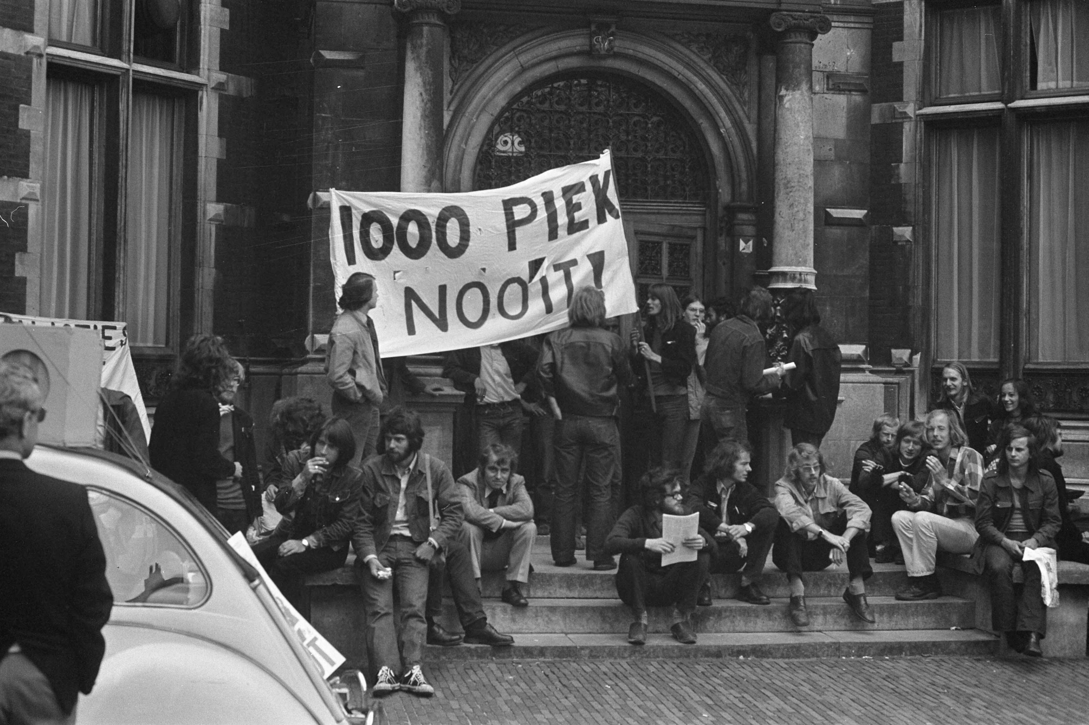 Fotocollectie Anefo — Utrechtse studenten proberen inschrijven studenten aan Universiteit te verhinderen uit protest tegen duizend gulden collegegeld, 10 studentenleider Boudewijn Chorus — Foto: Punt, W. / Anefo. Licentie: Set B: Rechtenvrij / Publiek Domein. Bron: Nationaal Archief. http://hdl.handle.net/10648/abf315e8-d0b4-102d-bcf8-003048976d84