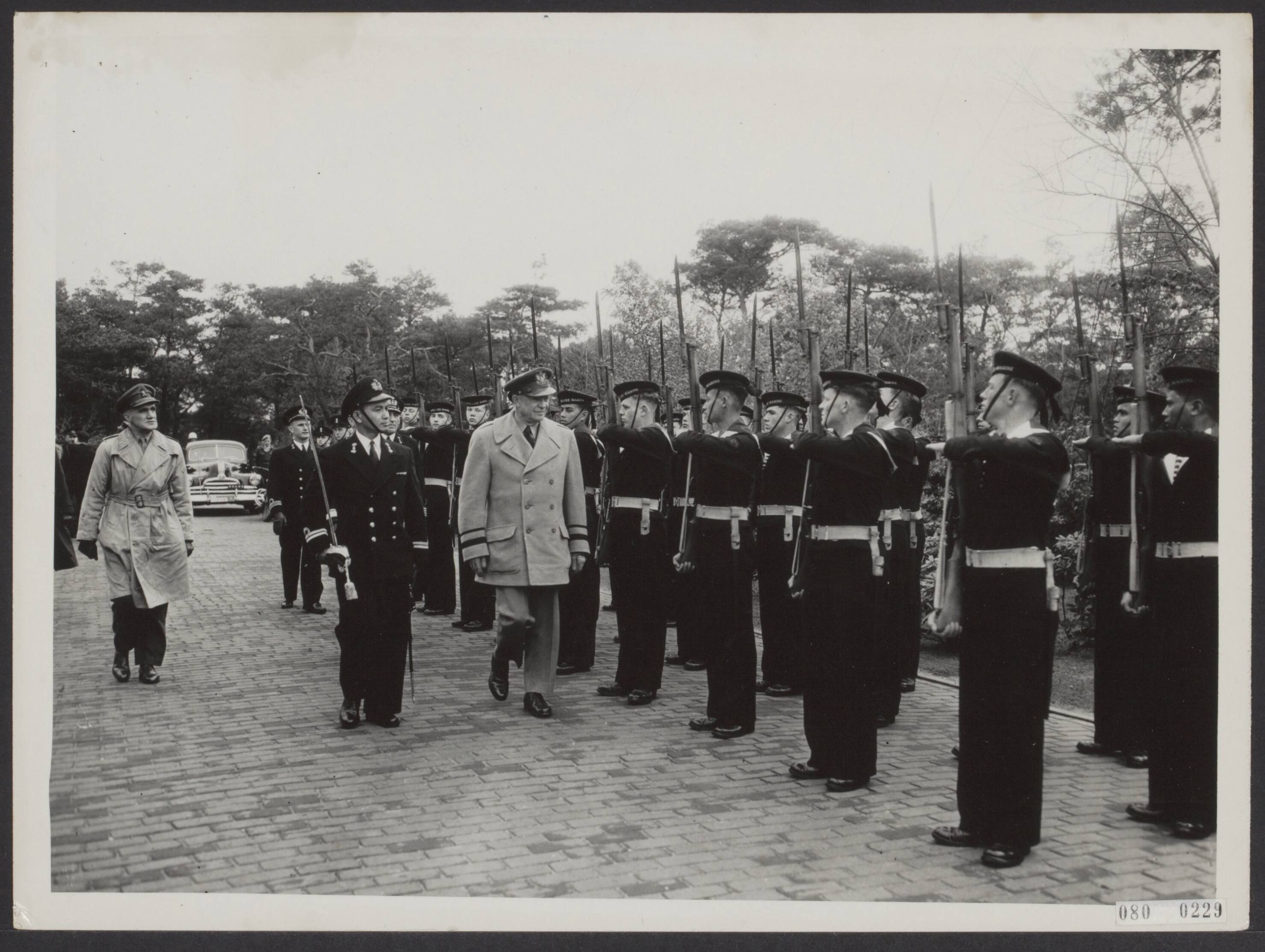 Fotocollectie Elsevier Binnenland — Generaal Eisenhower maakte een tocht langs verschillende onderdelen van de Nederlandse strijdkrachten in Amersfoort, Ede en Hilversum. De generaal inspecteert in het Marine Opleidingskamp te Hilversum een afdeling matrozen — Foto: Fotograaf Onbekend / Anefo. Licentie: Set B: Rechtenvrij / Publiek Domein. Bron: Nationaal Archief. http://hdl.handle.net/10648/ae1980e6-d0b4-102d-bcf8-003048976d84