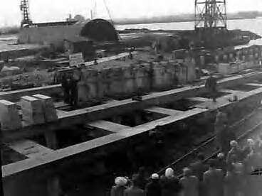Fotocollectie Anefo — Kiellegging van het grootste motorvrachtschip tot nu toe gebouwd in de Zaanstreek bij scheepswerf De Beer te Zaandam, de "Mary Nübel" — Foto: Rossem, Wim van / Anefo. Licentie: Set B: Rechtenvrij / Publiek Domein. Bron: Nationaal Archief. http://hdl.handle.net/10648/a96db792-d0b4-102d-bcf8-003048976d84