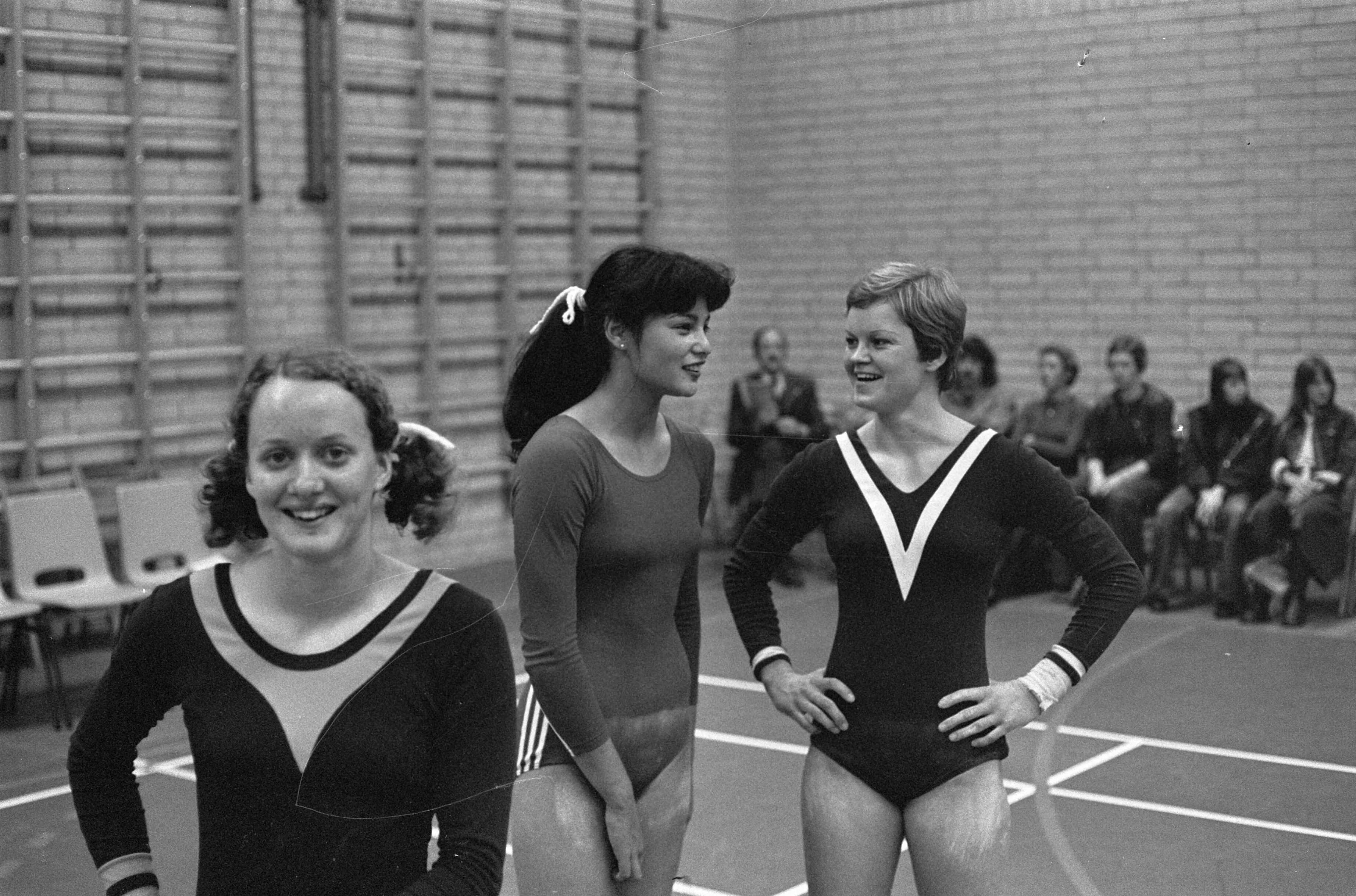Fotocollectie Anefo — Nationale Turnkampioenschappen dames in Utrecht; v.l.n.r. Marianne Heeren , Jeanette van Ravenstijn en Ans Dekker — Foto: Verhoeff, Bert / Anefo. Licentie: Set B: Rechtenvrij / Publiek Domein. Bron: Nationaal Archief. http://hdl.handle.net/10648/ac8fe3e6-d0b4-102d-bcf8-003048976d84