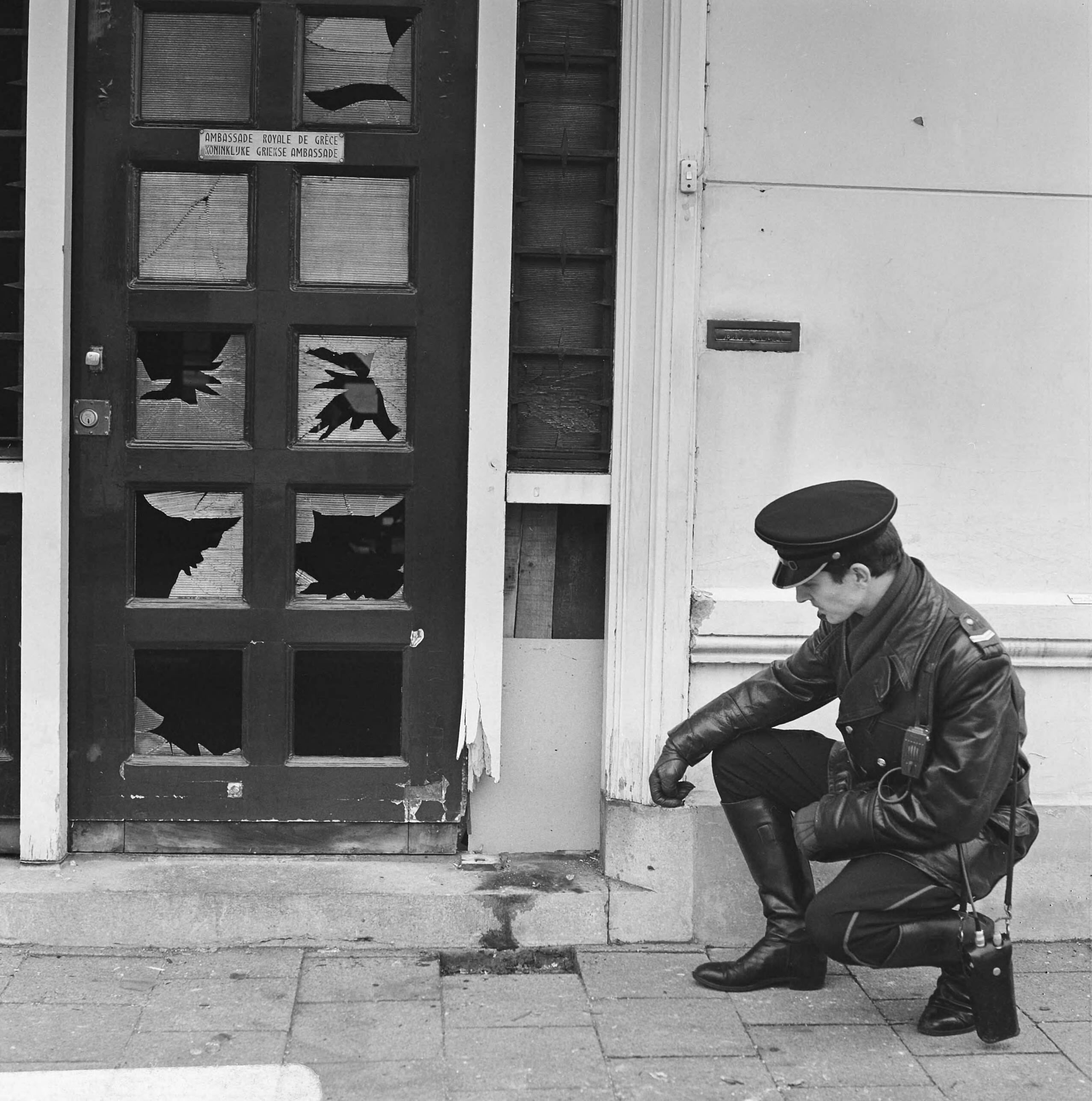 Fotocollectie Anefo — Bomaanslagen op ambassades te Den Haag . Griekse ambassade deurpost en ruiten vernield — Foto: Behrens, Herbert F. / Anefo. Licentie: Set B: Rechtenvrij / Publiek Domein. Bron: Nationaal Archief. http://hdl.handle.net/10648/ab38346c-d0b4-102d-bcf8-003048976d84