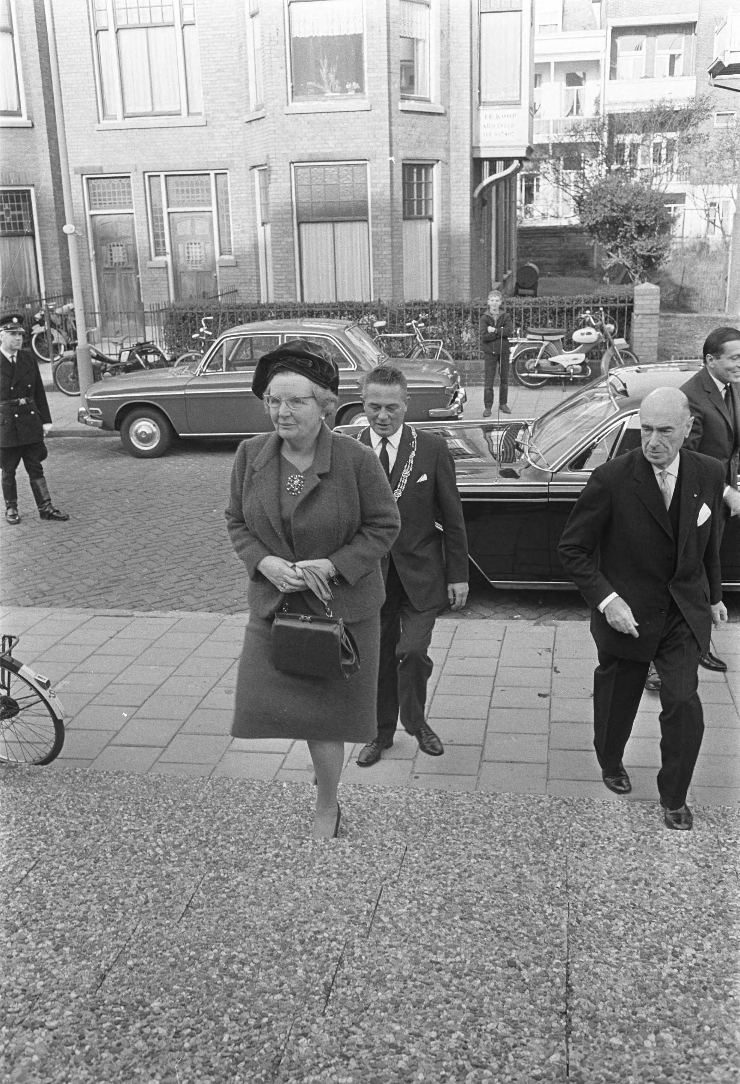 Fotocollectie Anefo — Koningin Juliana is aanwezig bij het Congres van het Genootschap Onze Taal te Scheveningen — Foto: Koch, Eric / Anefo. Licentie: Set B: Rechtenvrij / Publiek Domein. Bron: Nationaal Archief. http://hdl.handle.net/10648/ab516f68-d0b4-102d-bcf8-003048976d84