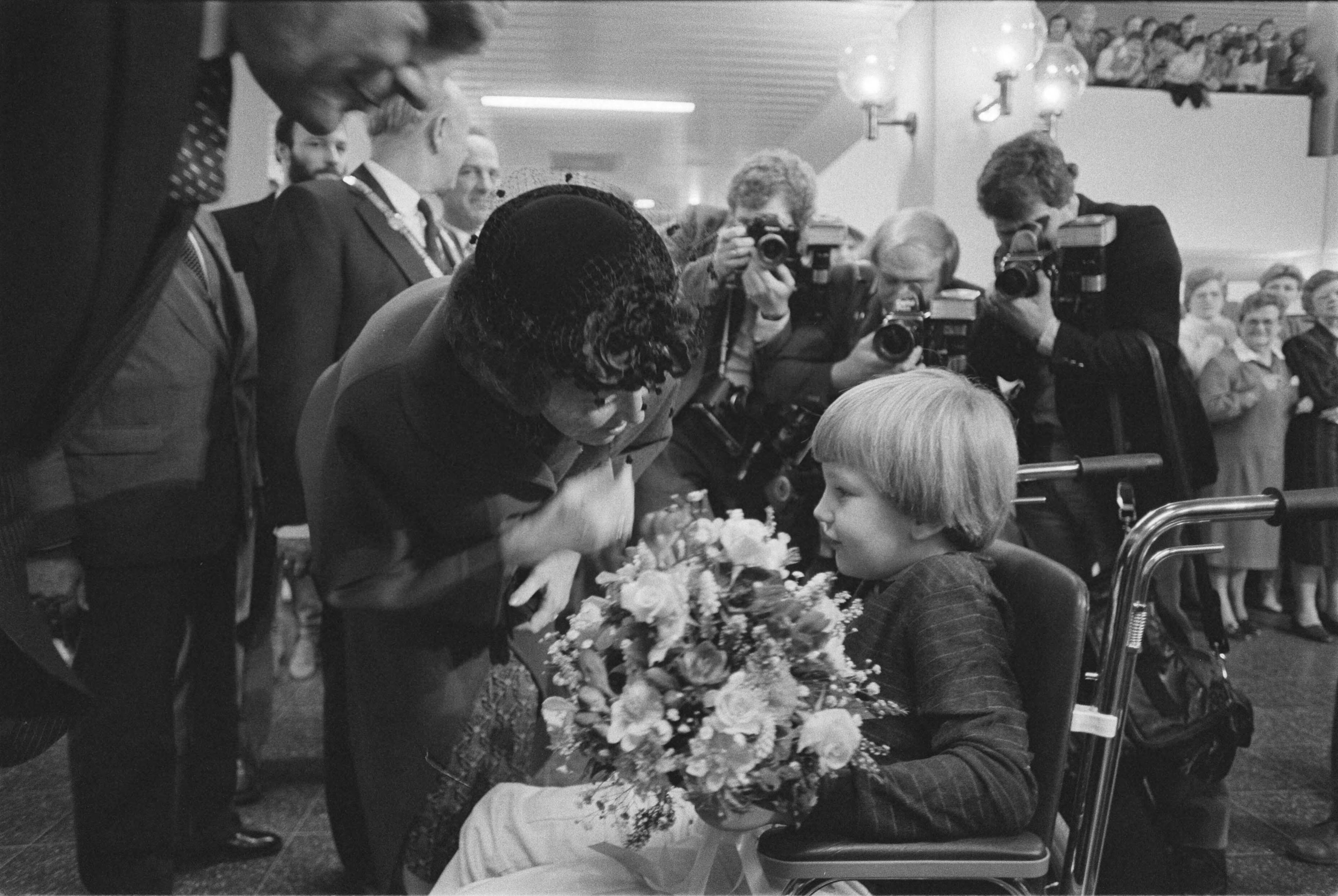 Fotocollectie Anefo — Koningin Beatrix opent St. Antonius Ziekenhuis in Nieuwegein; bloemetje aanbieden — Foto: Bogaerts, Rob / Anefo. Licentie: Set B: Rechtenvrij / Publiek Domein. Bron: Nationaal Archief. http://hdl.handle.net/10648/ad365e60-d0b4-102d-bcf8-003048976d84