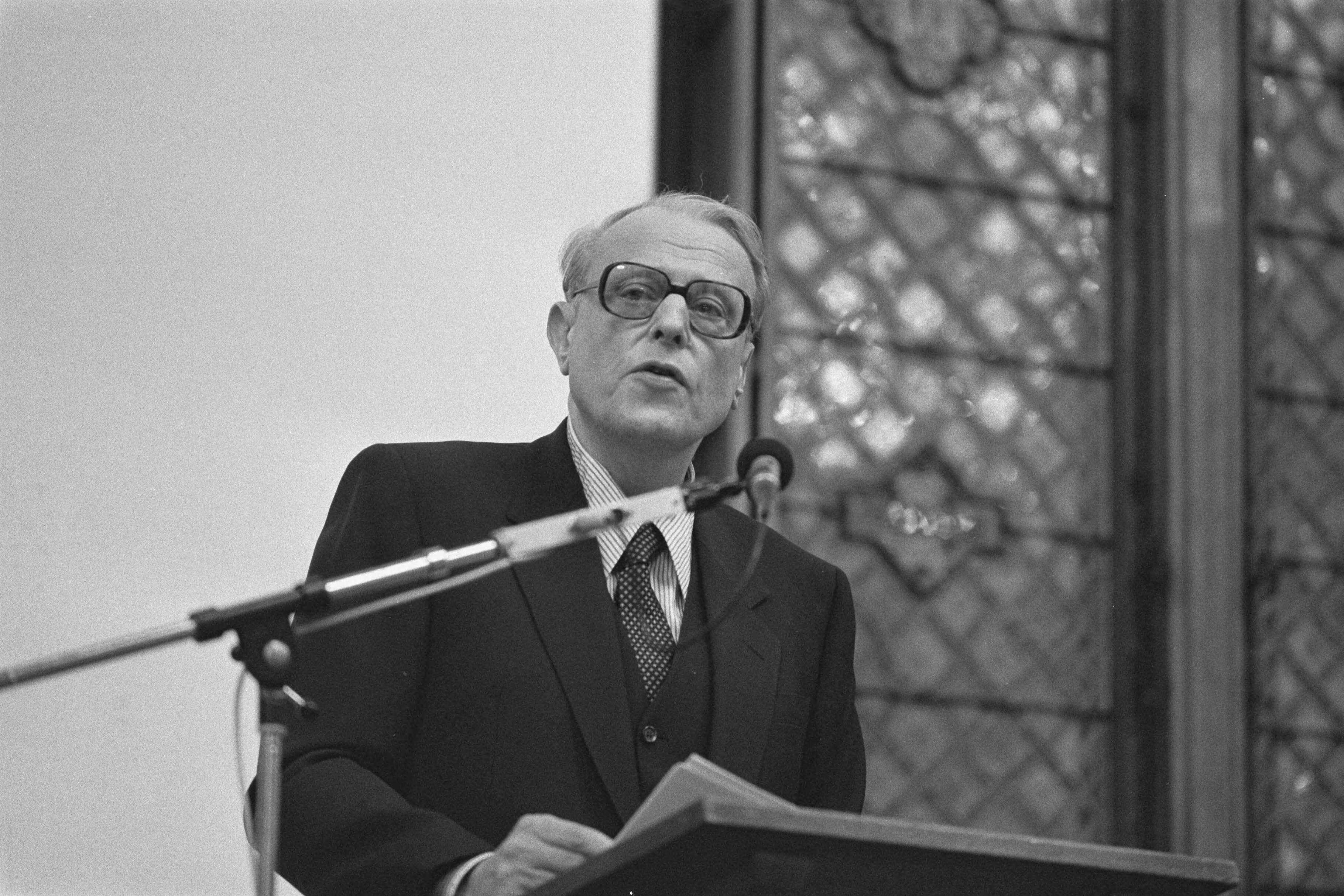 Fotocollectie Anefo — Schrijver W. F. Hermans spreekt op symposium over auteursrecht in Ridderzaal in Den Haag — Foto: Bogaerts, Rob / Anefo. Licentie: Set B: Rechtenvrij / Publiek Domein. Bron: Nationaal Archief. http://hdl.handle.net/10648/ad59d732-d0b4-102d-bcf8-003048976d84
