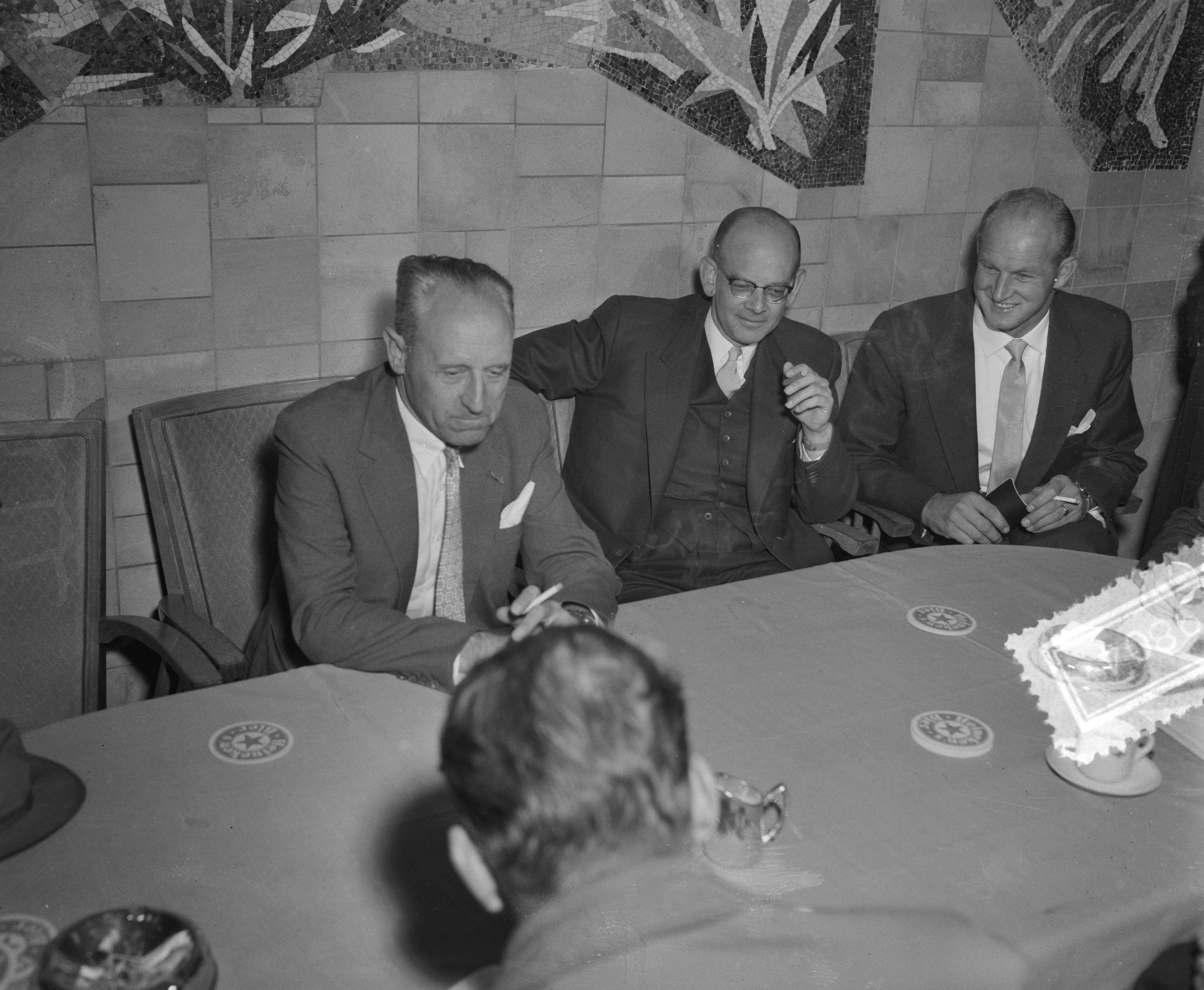 Fotocollectie Anefo — Aankomst van de gouverneur van Suriname, J. van Tilburg, op Schiphol. Persconferentie met informateur prof. De Gaay Fortman — Foto: Pot, Harry / Anefo. Licentie: Set B: Rechtenvrij / Publiek Domein. Bron: Nationaal Archief. http://hdl.handle.net/10648/a94e4cb8-d0b4-102d-bcf8-003048976d84