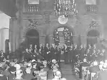 Fotocollectie Anefo — Installatie nieuwe leden van Confrerie de la Chaine des Rotisseurs in de hal van het stadhuis te Maastricht — Foto: Behrens, Herbert F. / Anefo. Licentie: Set B: Rechtenvrij / Publiek Domein. Bron: Nationaal Archief. http://hdl.handle.net/10648/a96ed384-d0b4-102d-bcf8-003048976d84