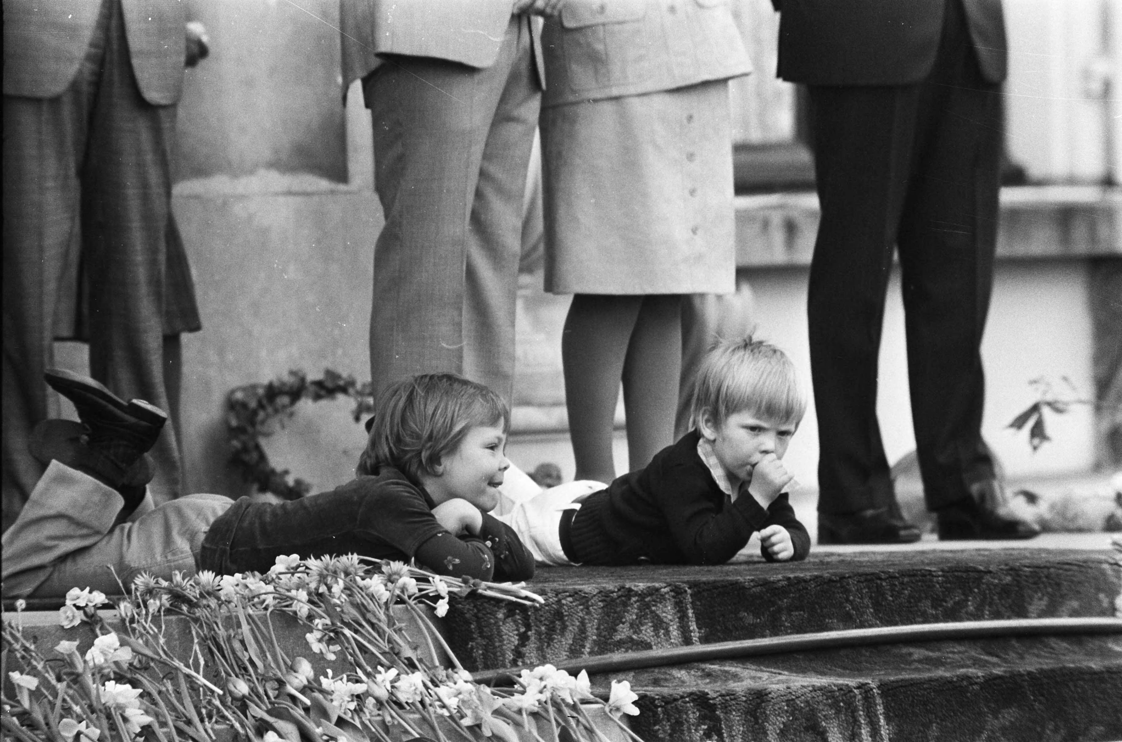 Defilé Paleis Soestdijk — Prinsjes Constantijn en Pieter-Christiaan liggend op het bordes — Foto: Verhoeff, Bert / Anefo. Licentie: Set B: Rechtenvrij / Publiek Domein. Bron: Nationaal Archief. http://hdl.handle.net/10648/ac67a1ec-d0b4-102d-bcf8-003048976d84