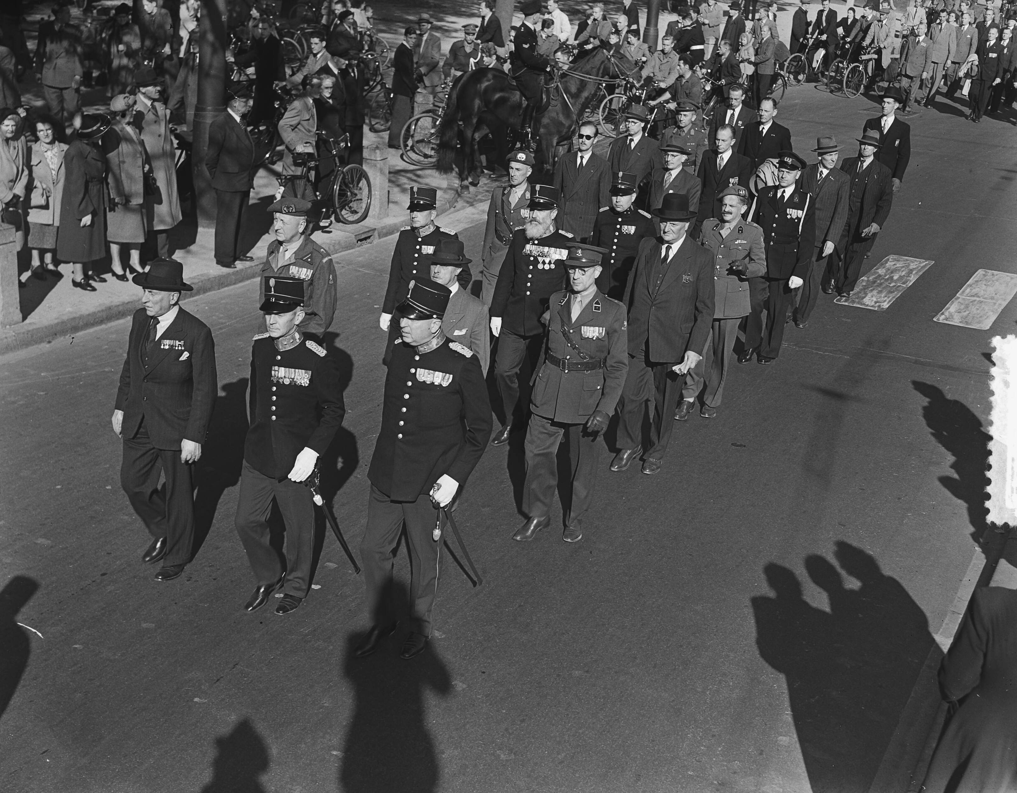 Onthulling te Den Haag van het monument Grenadiers en Jagers — Foto: Duinen, H. van / Anefo. — Licentie: Set B: Rechtenvrij / Publiek Domein. Bron: Nationaal Archief. http://hdl.handle.net/10648/a8f04d66-d0b4-102d-bcf8-003048976d84