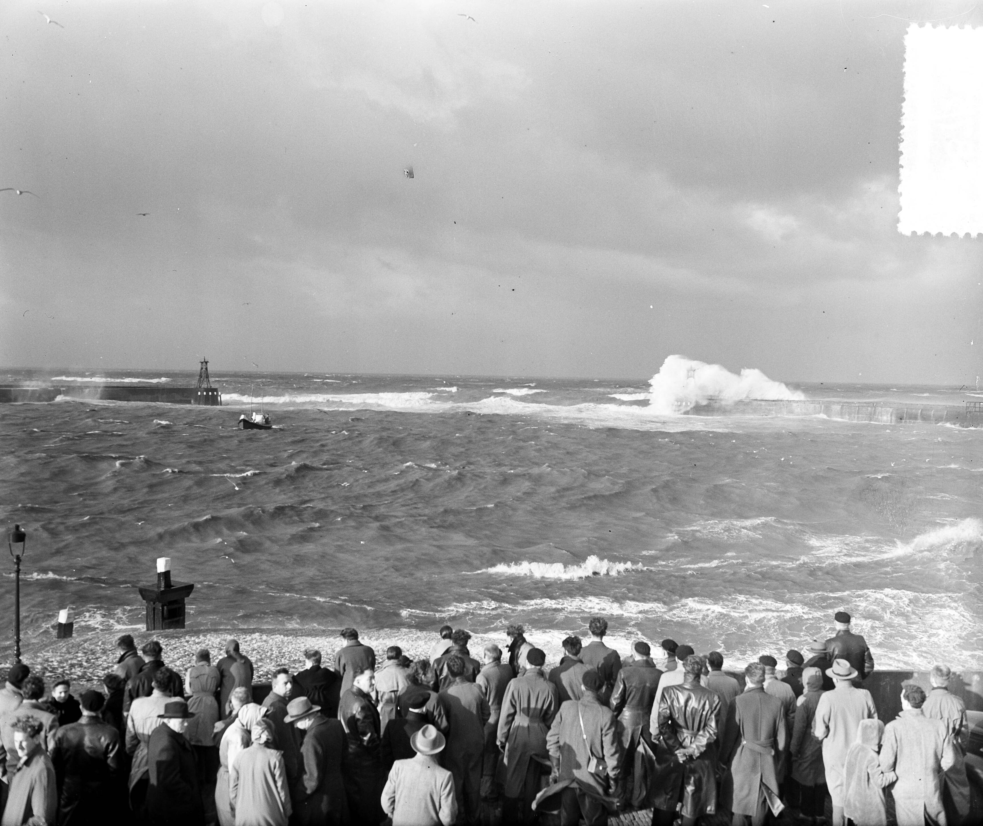 Fotocollectie Anefo — Storm aan de kust bij Scheveningen — Foto: Pot, Harry / Anefo. Licentie: Set B: Rechtenvrij / Publiek Domein. Bron: Nationaal Archief. http://hdl.handle.net/10648/a92ddcf8-d0b4-102d-bcf8-003048976d84