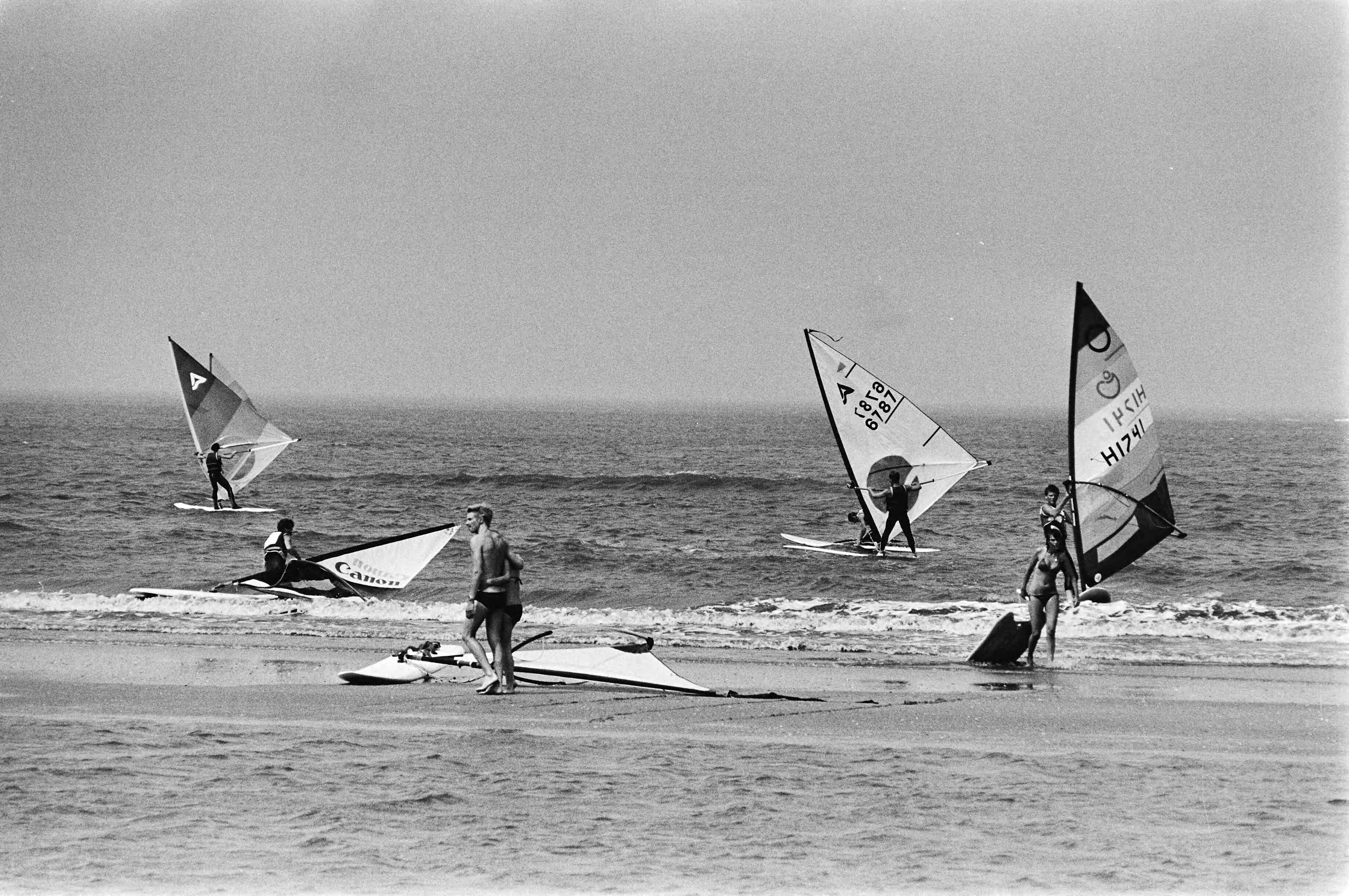 Fotocollectie Anefo — Windsurfen in Zandvoort — Foto: Bogaerts, Rob / Anefo. Licentie: Set B: Rechtenvrij / Publiek Domein. Bron: Nationaal Archief. http://hdl.handle.net/10648/ace2836c-d0b4-102d-bcf8-003048976d84
