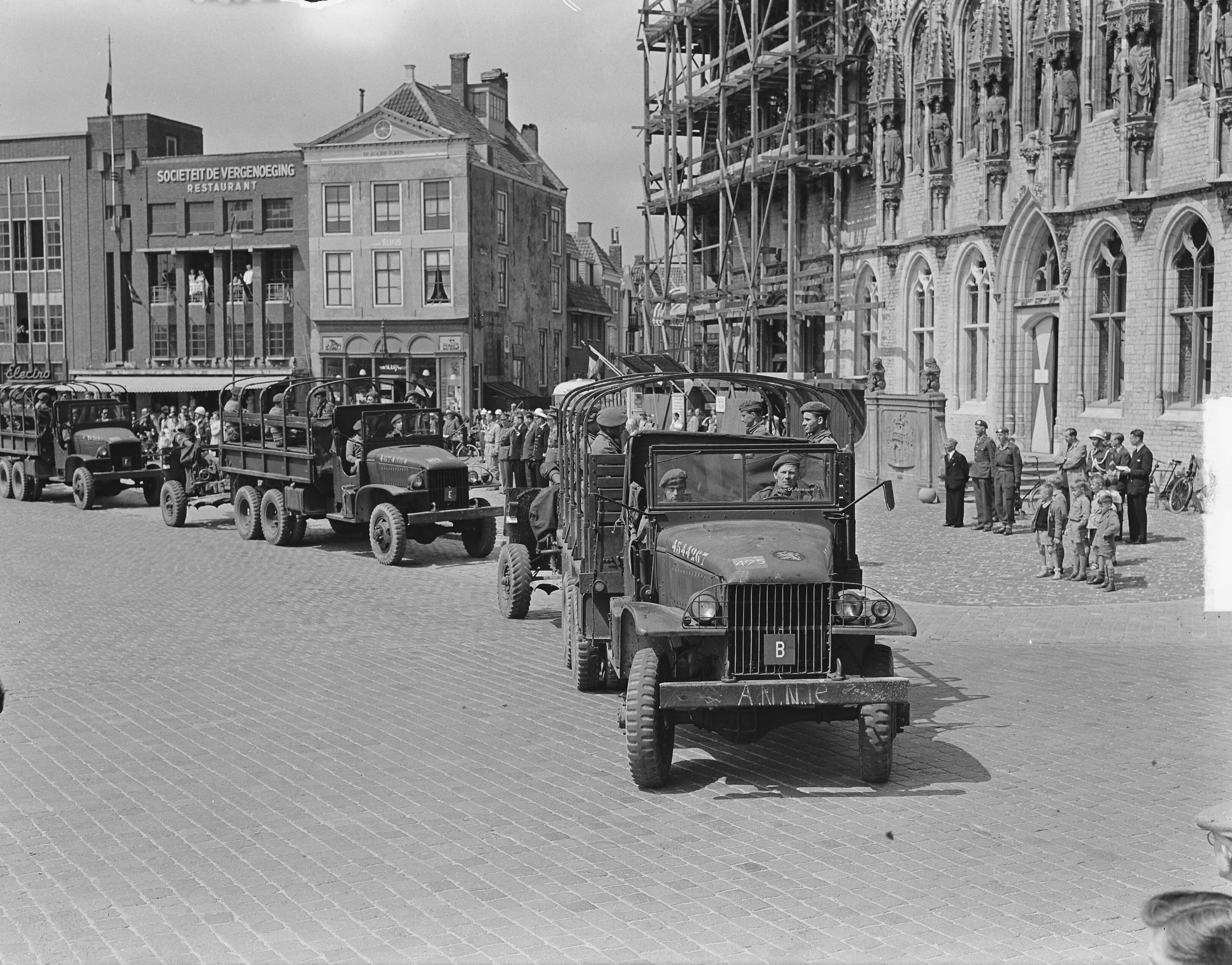 Defilé van de KMA in Middelburg — Foto: Pot, Harry / Anefo. — Licentie: Set B: Rechtenvrij / Publiek Domein. Bron: Nationaal Archief. http://hdl.handle.net/10648/a8ec55ee-d0b4-102d-bcf8-003048976d84