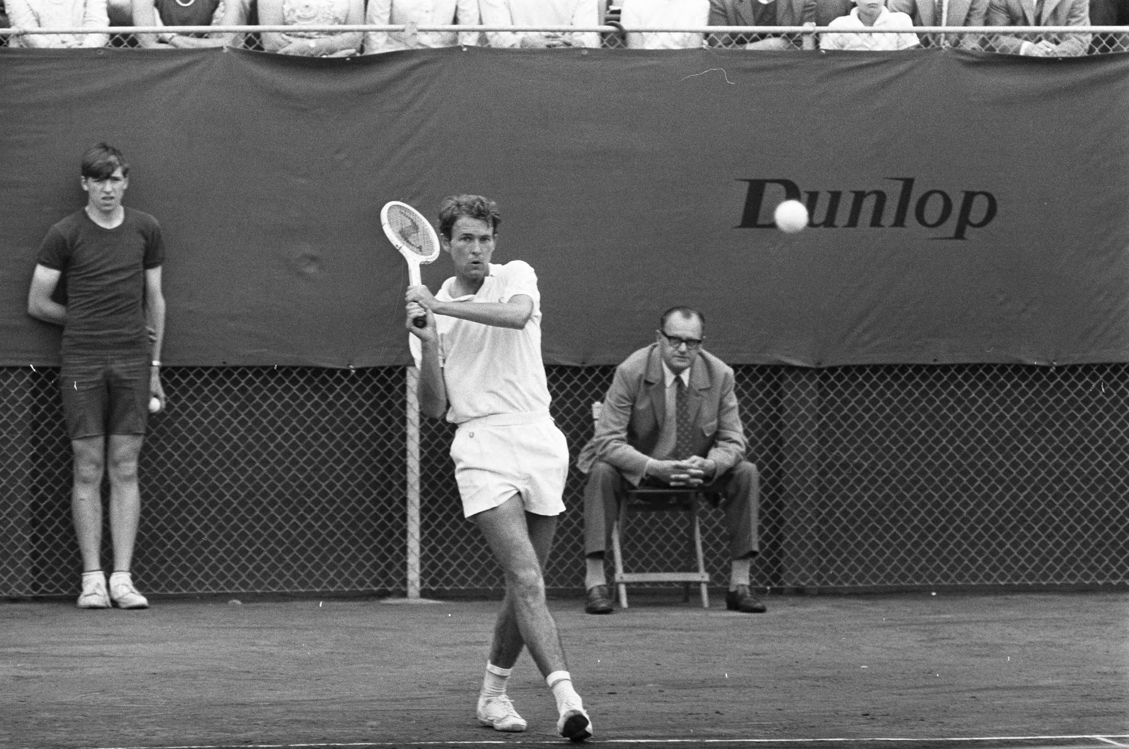 Tenniswedstrijden op de METS-banen te Scheveningen — Cliff Drysdale in actie — Foto: Fotograaf Onbekend / Anefo. Licentie: Set B: Rechtenvrij / Publiek Domein. Bron: Nationaal Archief. http://hdl.handle.net/10648/ab71b64c-d0b4-102d-bcf8-003048976d84