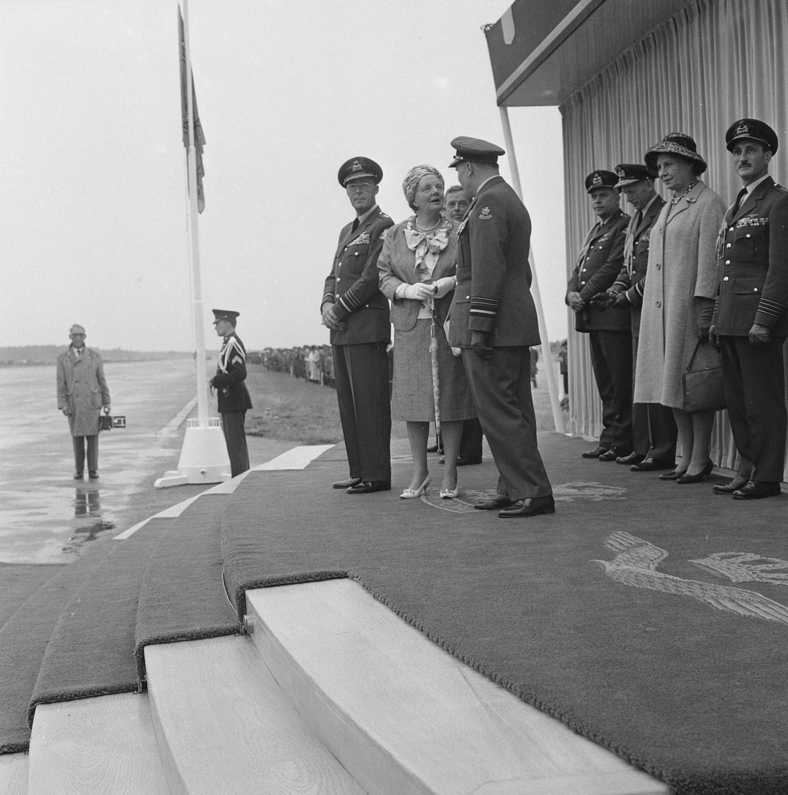 Fotocollectie Anefo — Vijftig jaar Koninklijke Luchtmacht. Defilé op Soesterberg. Prins Bernhard en koningin Juliana, met naast hen luitenant-generaal H.P. Zielstra — Foto: Koch, Eric / Anefo. Licentie: Set B: Rechtenvrij / Publiek Domein. Bron: Nationaal Archief. http://hdl.handle.net/10648/aa3d333c-d0b4-102d-bcf8-003048976d84