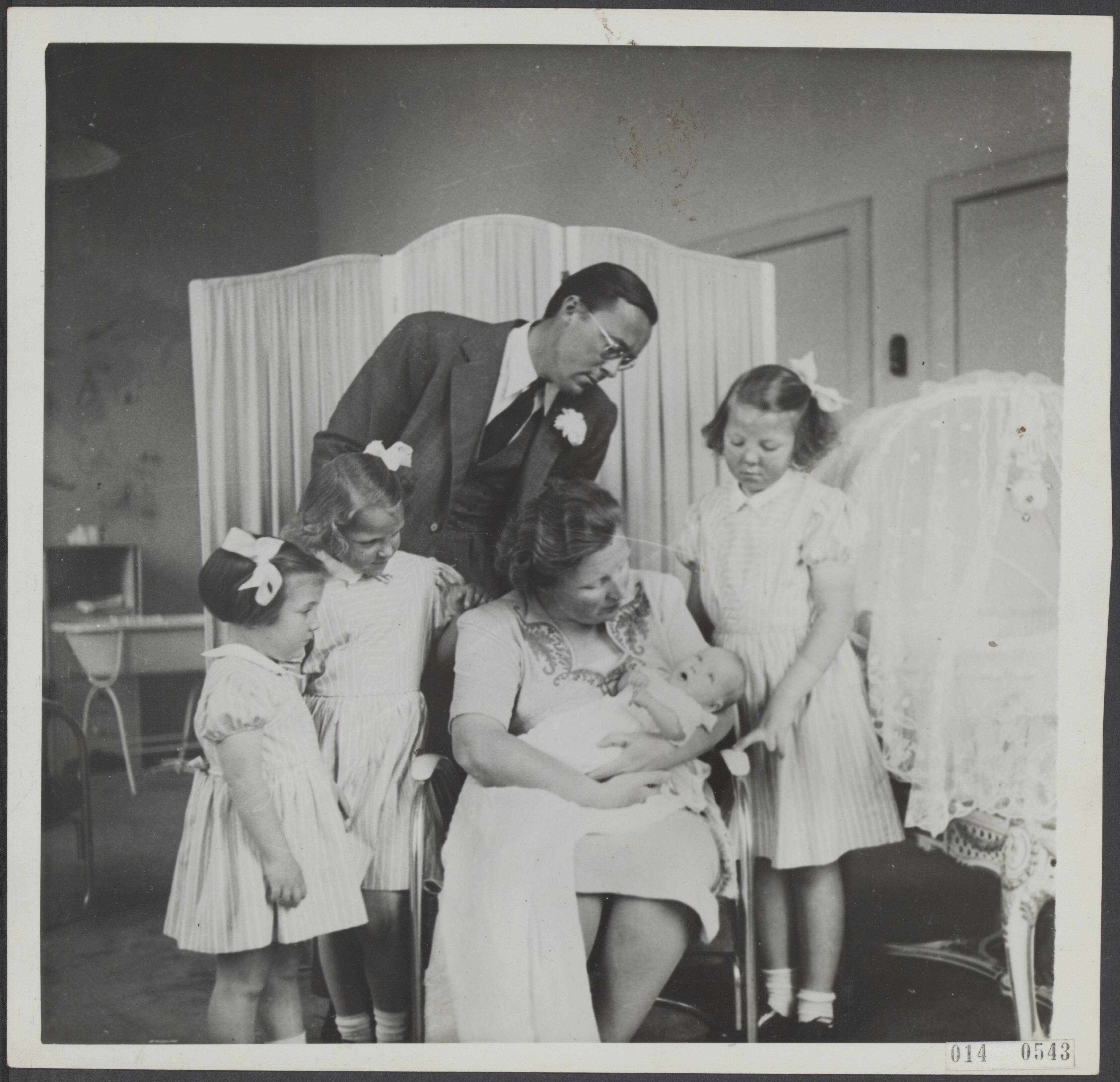 Fotocollectie Elsevier Binnenland — Prinselijke familie bijeen na geboorte van prinses Marijke (Christina) — Foto: ANP / RVD of rechtenvrij. Licentie: Set B: Rechtenvrij / Publiek Domein. Bron: Nationaal Archief. http://hdl.handle.net/10648/adb0f63e-d0b4-102d-bcf8-003048976d84