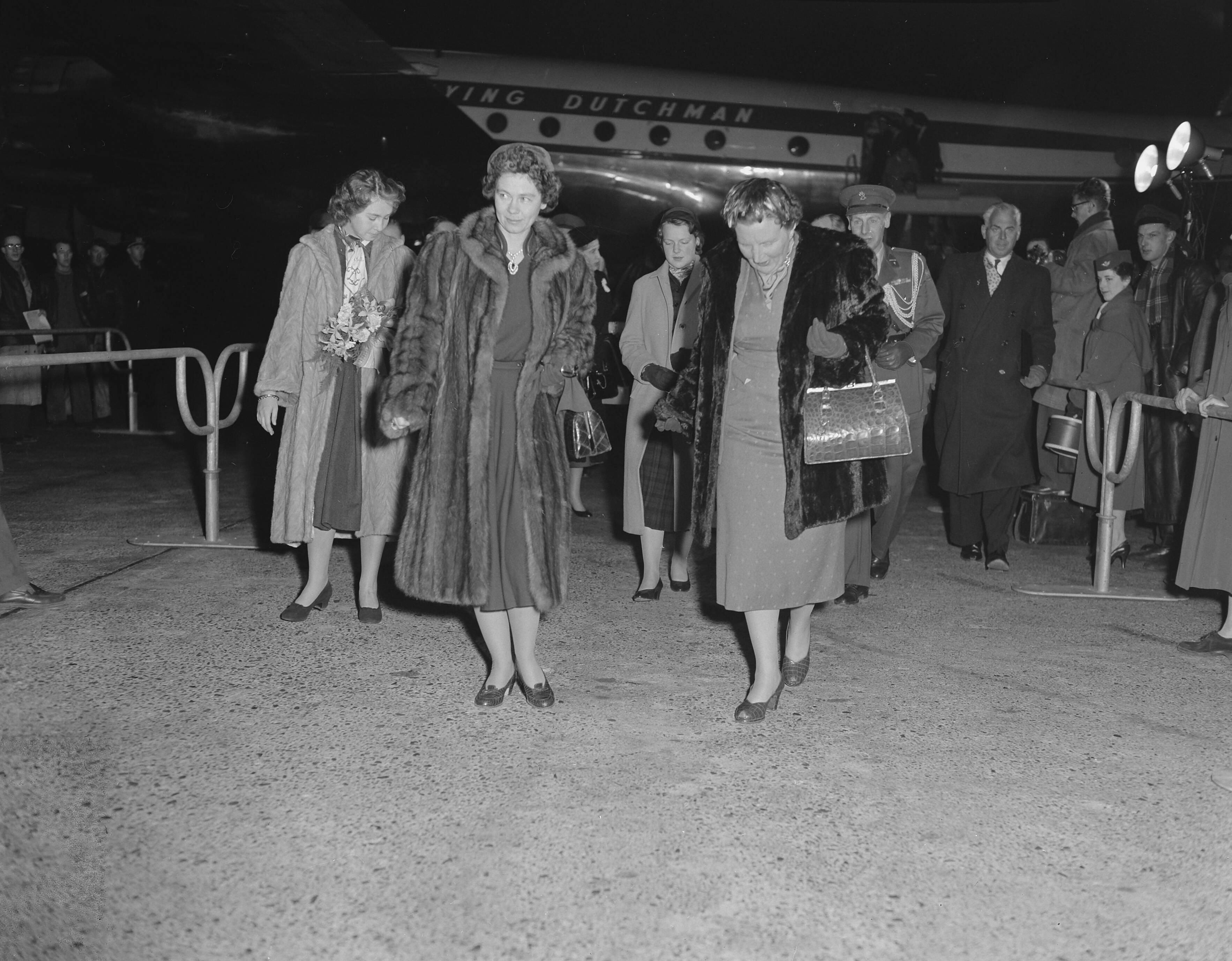 Fotocollectie Anefo — Aankomst van koningin Frederika en prinses Sophia uit Griekenland op Schiphol. Zij werden begroet door koninging Juliana en prinses Irene — Foto: Pot, Harry / Anefo. Licentie: Set B: Rechtenvrij / Publiek Domein. Bron: Nationaal Archief. http://hdl.handle.net/10648/a944391c-d0b4-102d-bcf8-003048976d84
