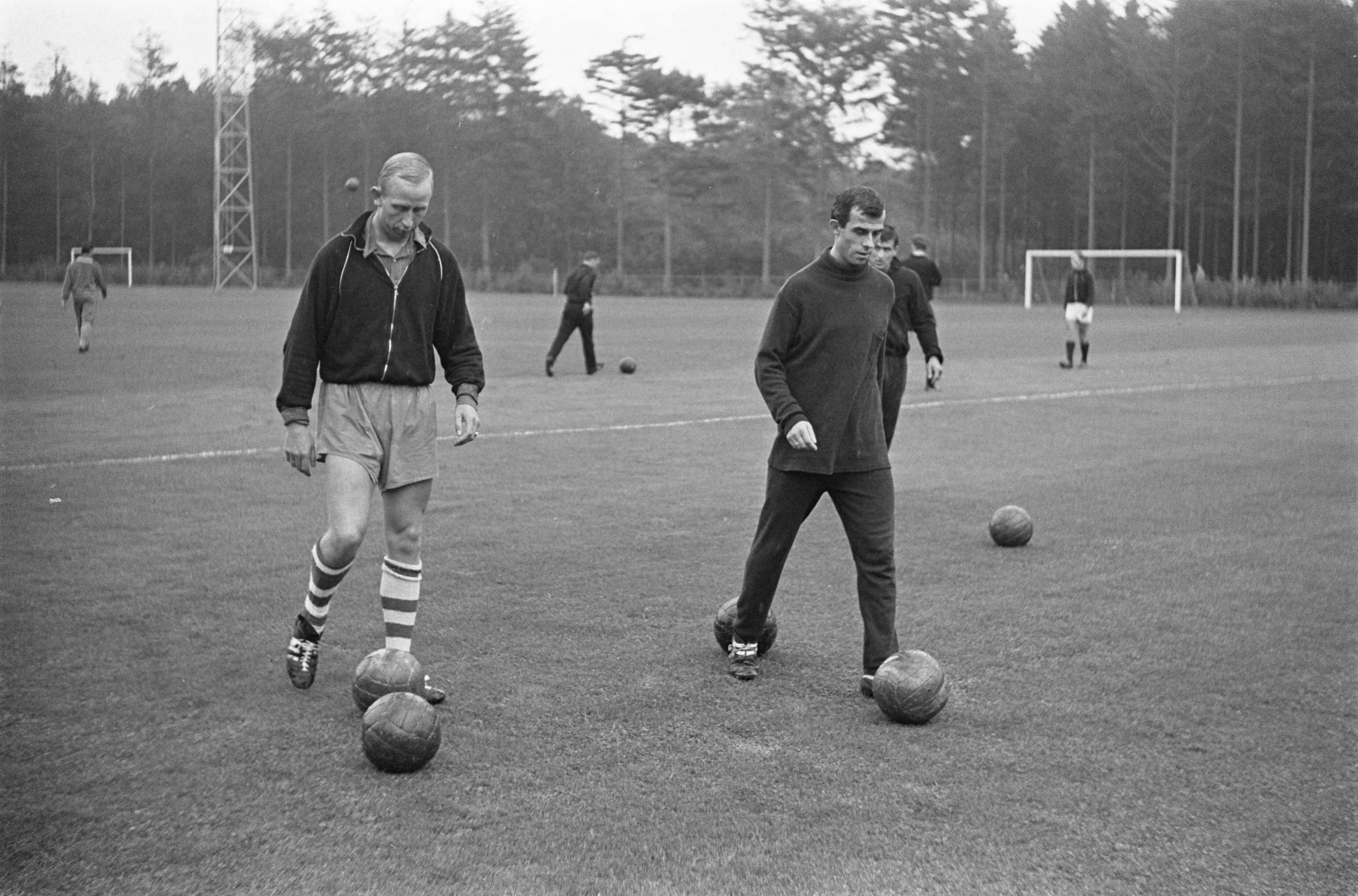 Fotocollectie Anefo — Training Nederlands elftal in Zeist. Henk Groot en Coen Moulijn (rechts) — Foto: Koch, Eric / Anefo. Licentie: Set B: Rechtenvrij / Publiek Domein. Bron: Nationaal Archief. http://hdl.handle.net/10648/aa43d4ee-d0b4-102d-bcf8-003048976d84
