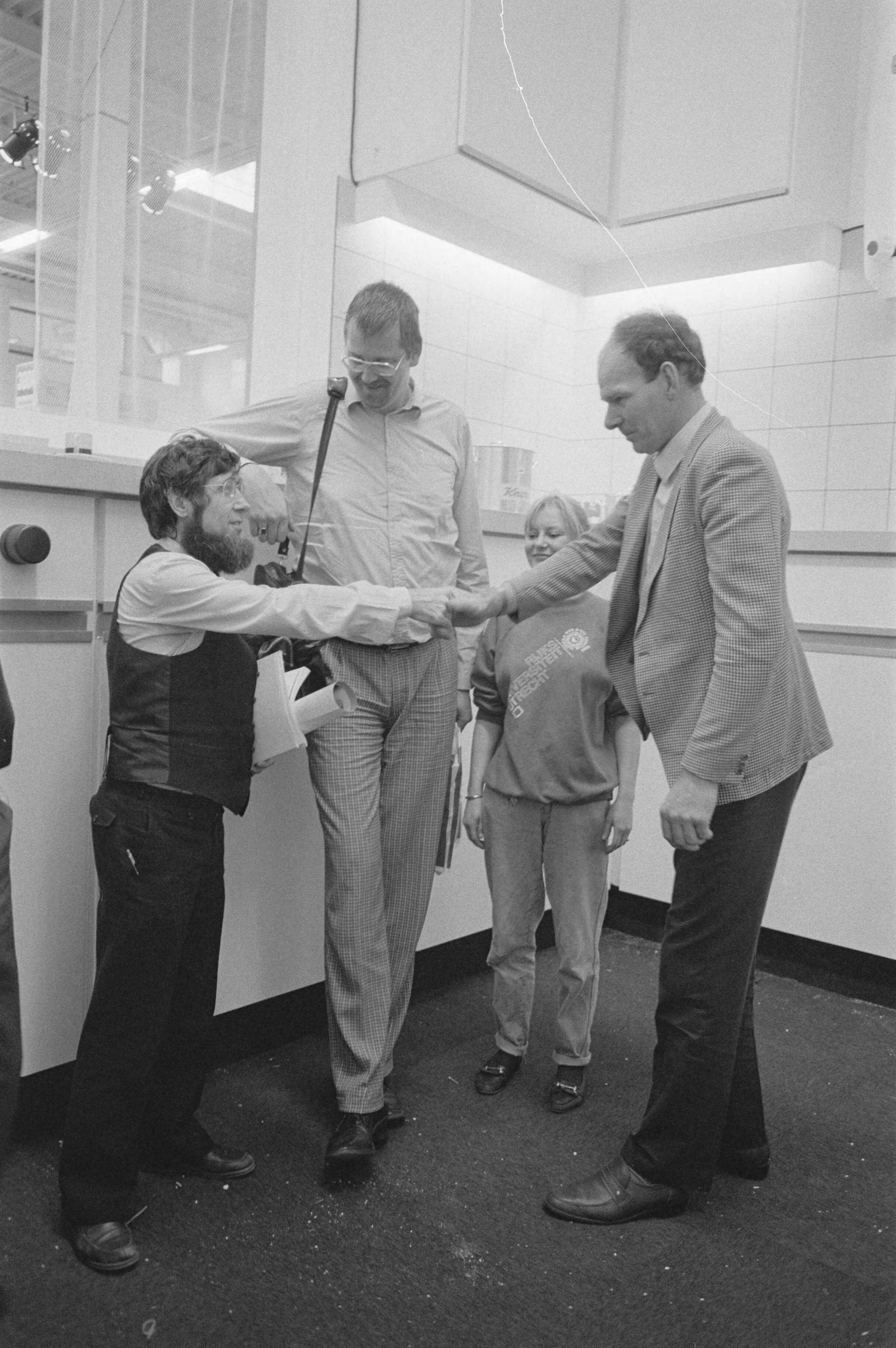 Fotocollectie Anefo — "Space 1986" en "Mens en Wetenschap" in Jaarbeurs te Utrecht; Chriet Titulaer in "het grote huis" — Foto: Croes, Rob C. / Anefo. Licentie: Set B: Rechtenvrij / Publiek Domein. Bron: Nationaal Archief. http://hdl.handle.net/10648/ad52dda6-d0b4-102d-bcf8-003048976d84