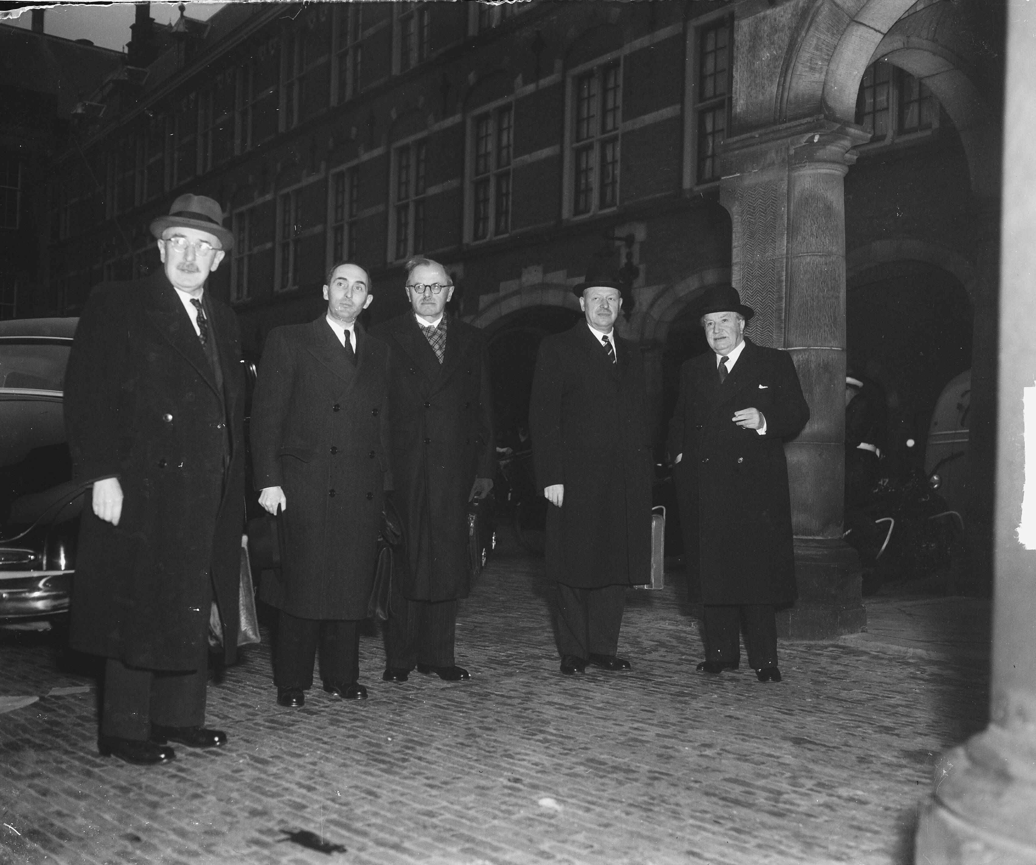 Fotocollectie Anefo — Benelux-conferentie in Den Haag van 10 t/m 12 maart 1949. De Luxemburgse delegatie — Foto: Merk, Ben / Anefo. Licentie: Set B: Rechtenvrij / Publiek Domein. Bron: Nationaal Archief. http://hdl.handle.net/10648/a8c47cd6-d0b4-102d-bcf8-003048976d84