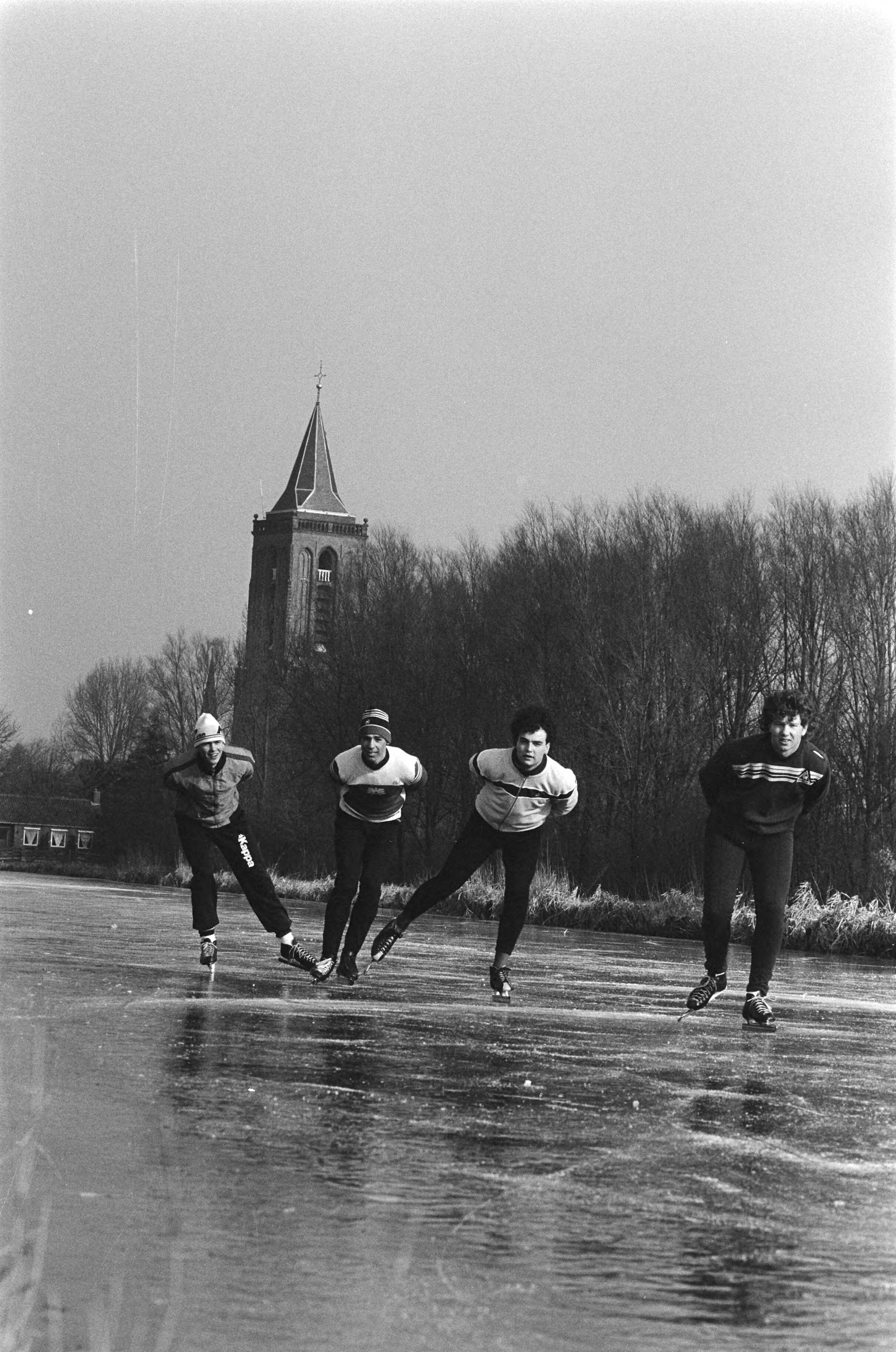 Fotocollectie Anefo — Schaatsende jongens bij Monnickendam — Foto: Bogaerts, Rob / Anefo. Licentie: Set B: Rechtenvrij / Publiek Domein. Bron: Nationaal Archief. http://hdl.handle.net/10648/ad4f9a24-d0b4-102d-bcf8-003048976d84